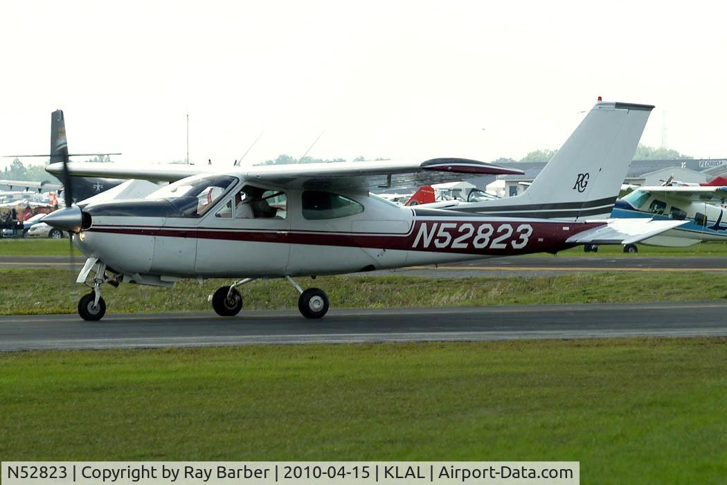 N52823, 1977 Cessna 177RG Cardinal C/N 177RG1279, Taxiing out for departure.