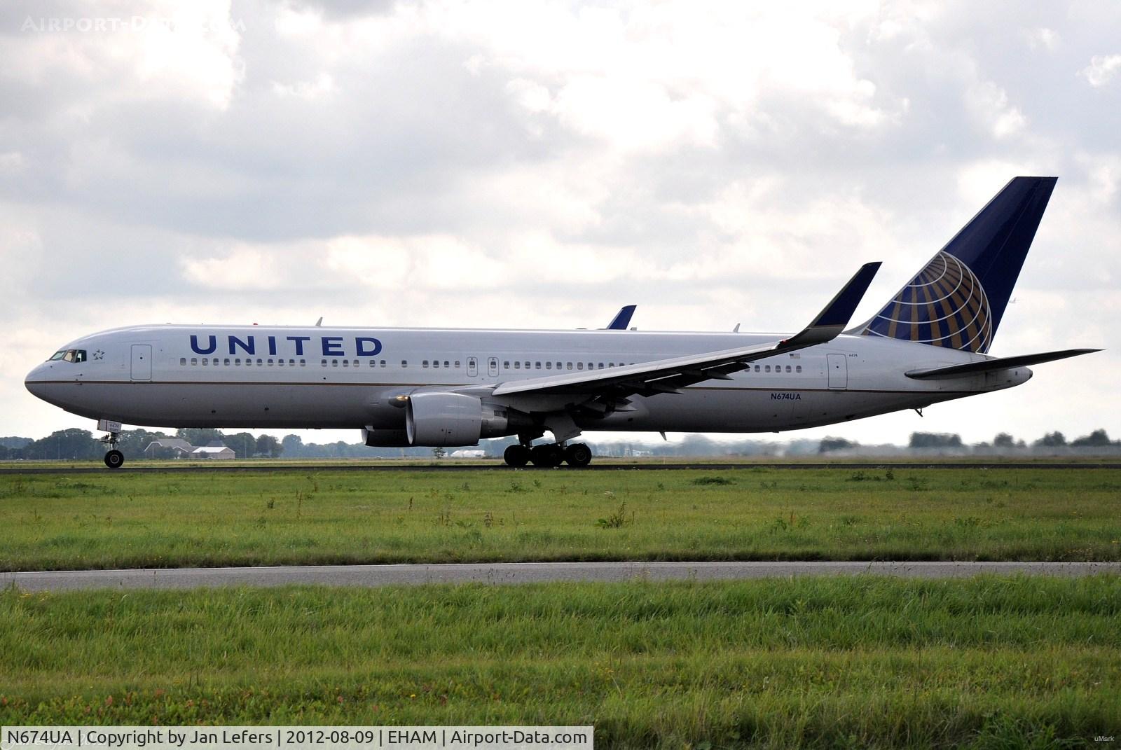 N674UA, 2000 Boeing 767-322 C/N 29242, United Airlines