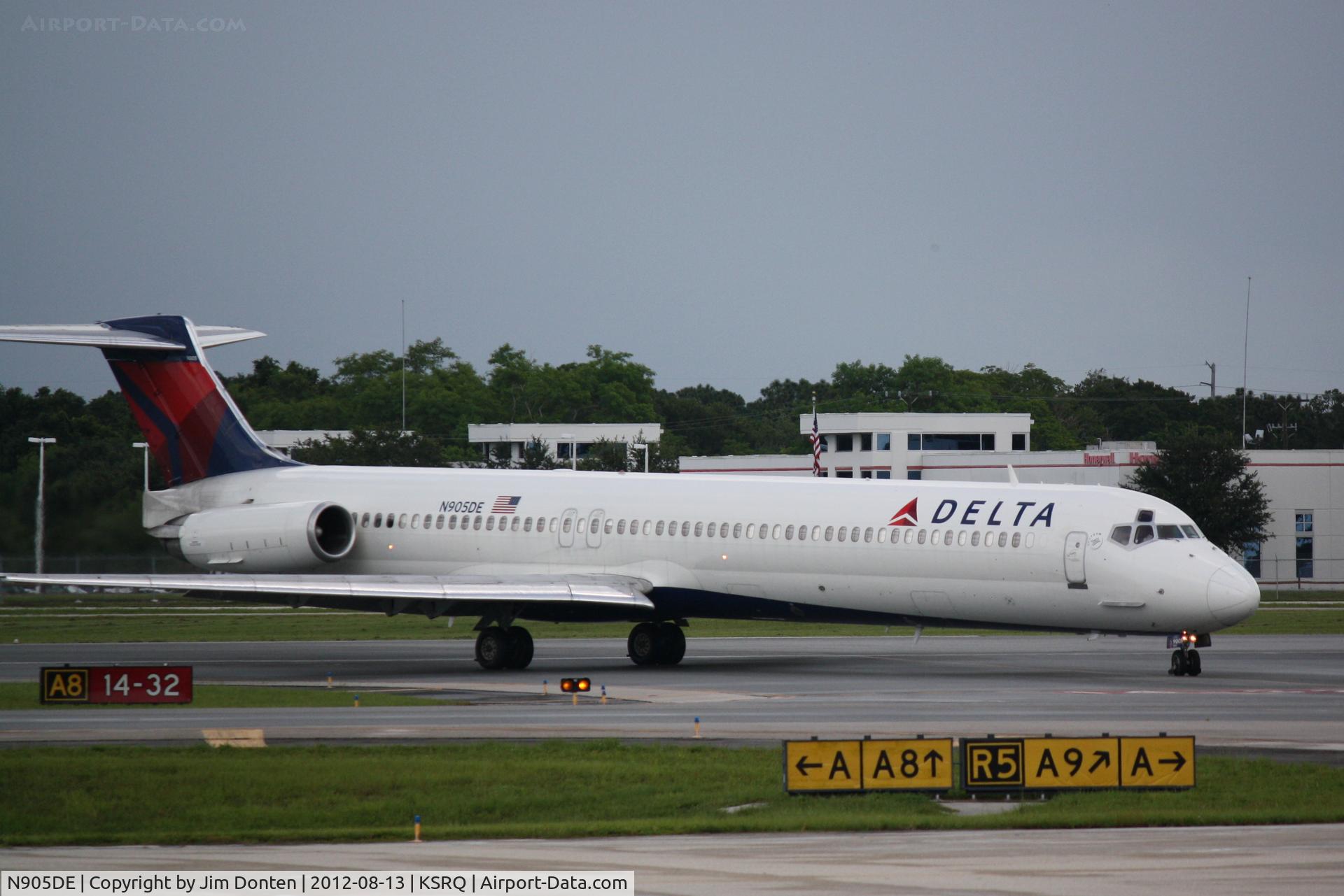 N905DE, 1992 McDonnell Douglas MD-88 C/N 53410, Delta Flight 1678 (N905DE) arrives at Sarasota-Bradenton International Airport following a flight from Hartsfield-Jackson International Airport