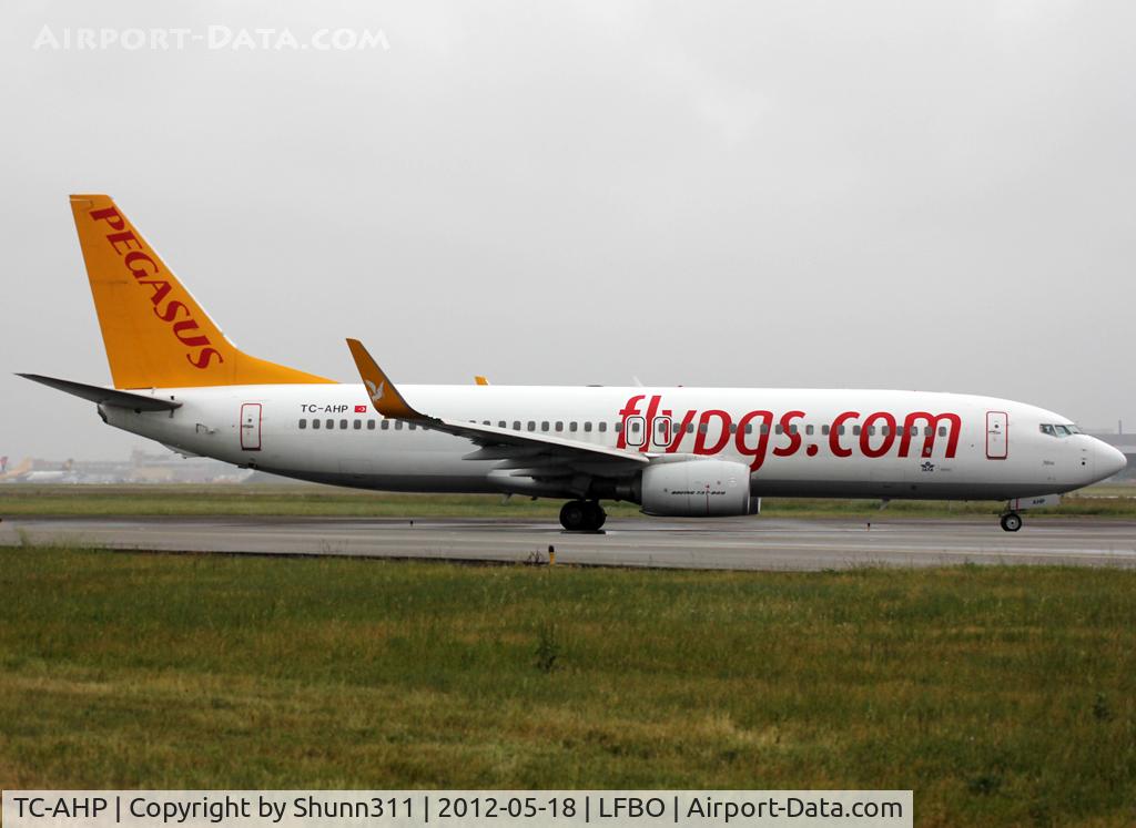 TC-AHP, 2011 Boeing 737-82R C/N 40721, Lining up rwy 14L for departure...