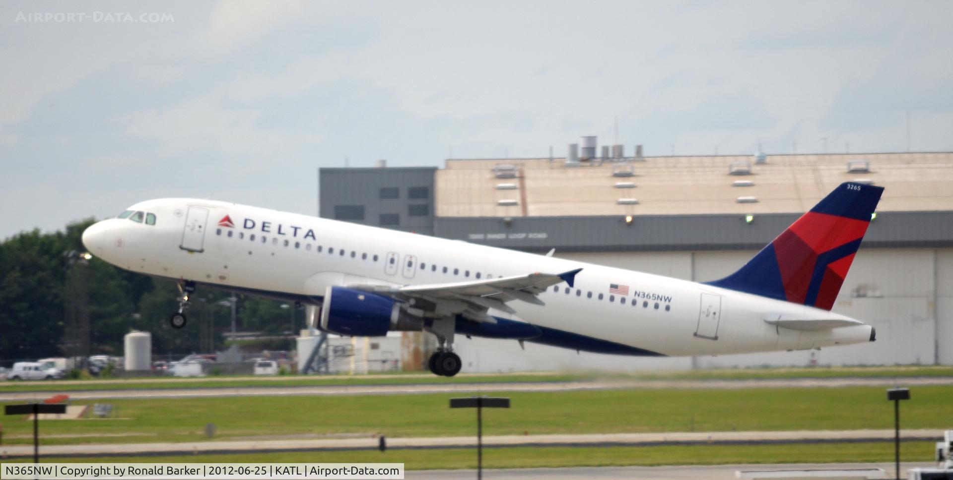 N365NW, 1999 Airbus A320-212 C/N 0964, Takeoff ATL