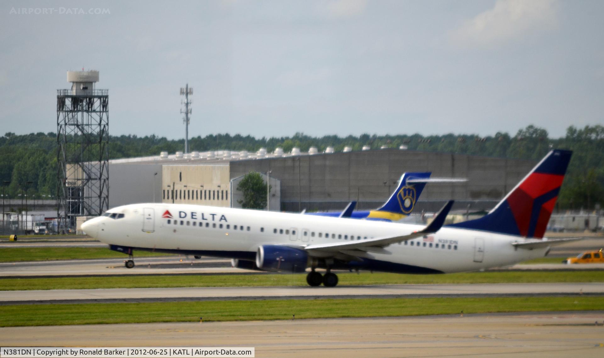 N381DN, 1999 Boeing 737-832 C/N 30350, Takeoff ATL