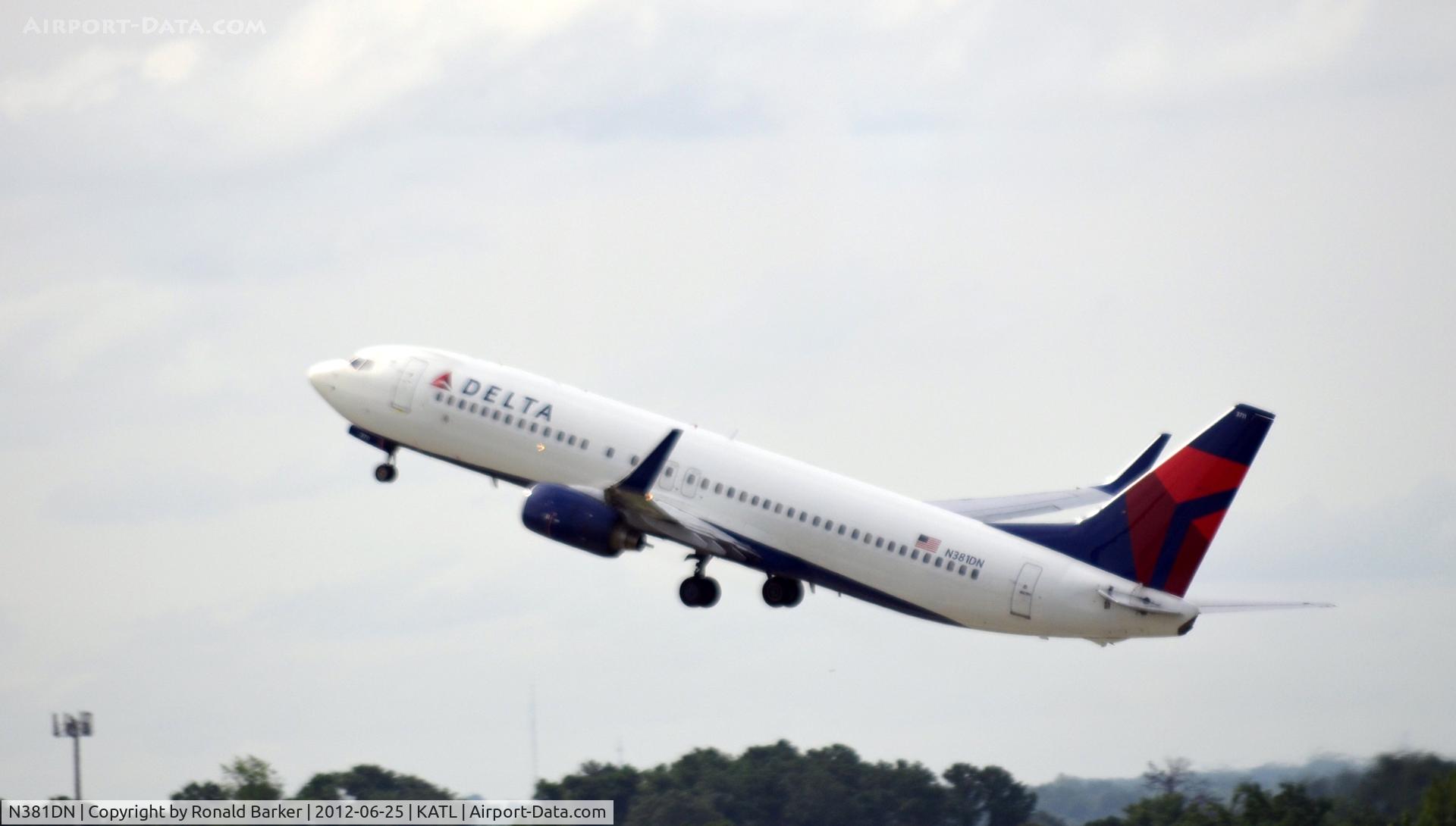 N381DN, 1999 Boeing 737-832 C/N 30350, Takeoff ATL