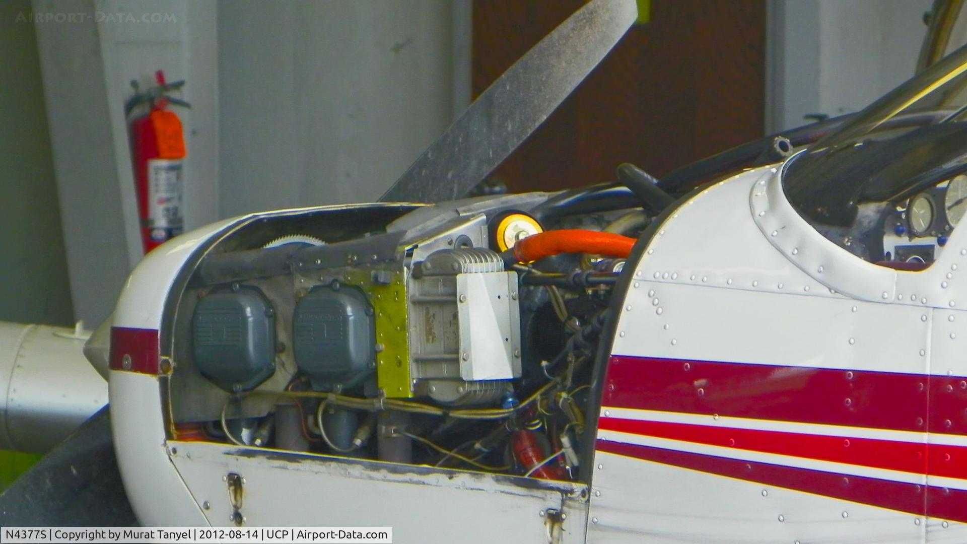 N4377S, 1984 Piper PA-28-161 C/N 28-8516005, The engine compartment
