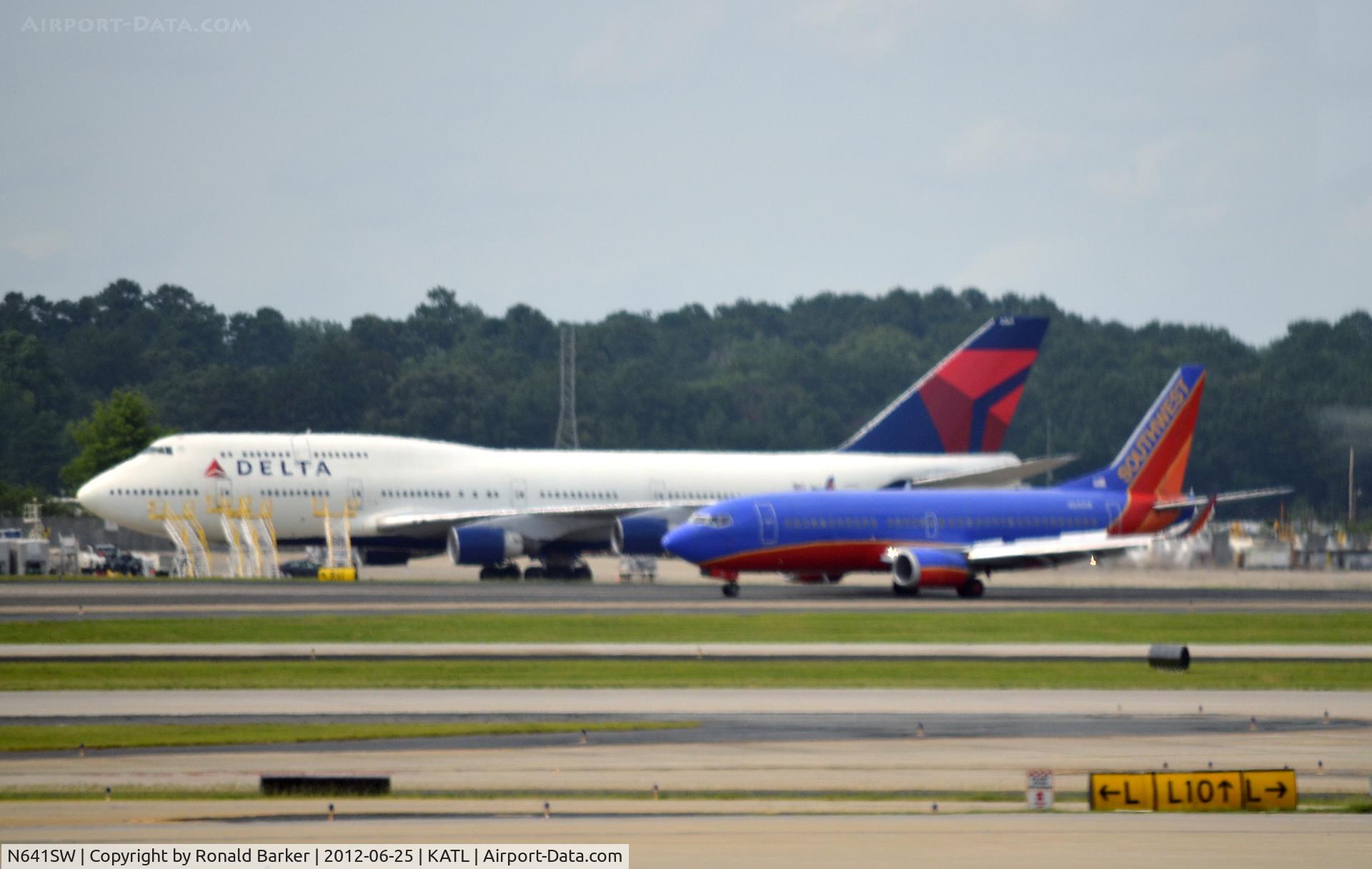N641SW, 1996 Boeing 737-3H4 C/N 27714, Taxi ATL