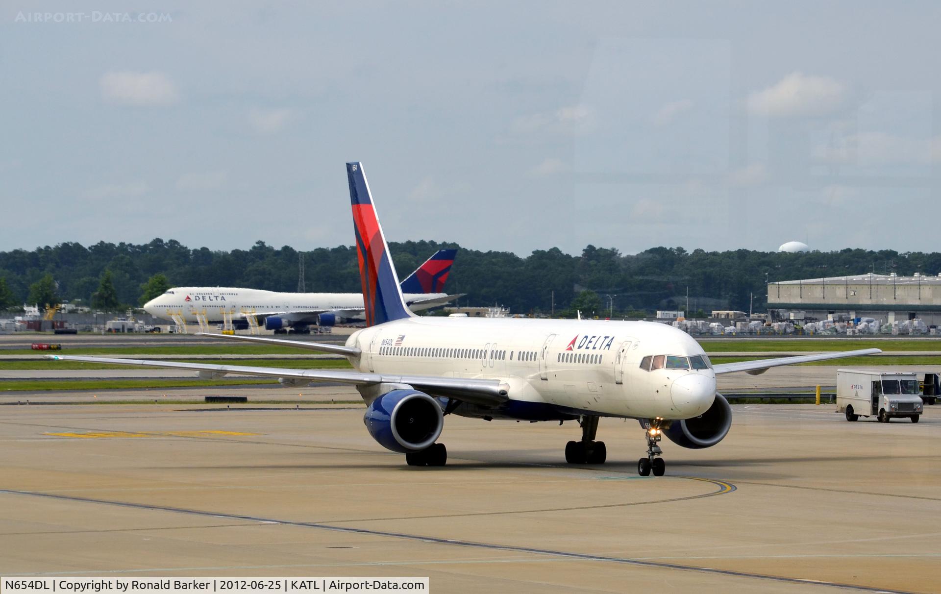 N654DL, 1990 Boeing 757-232 C/N 24394, Taxi ATL