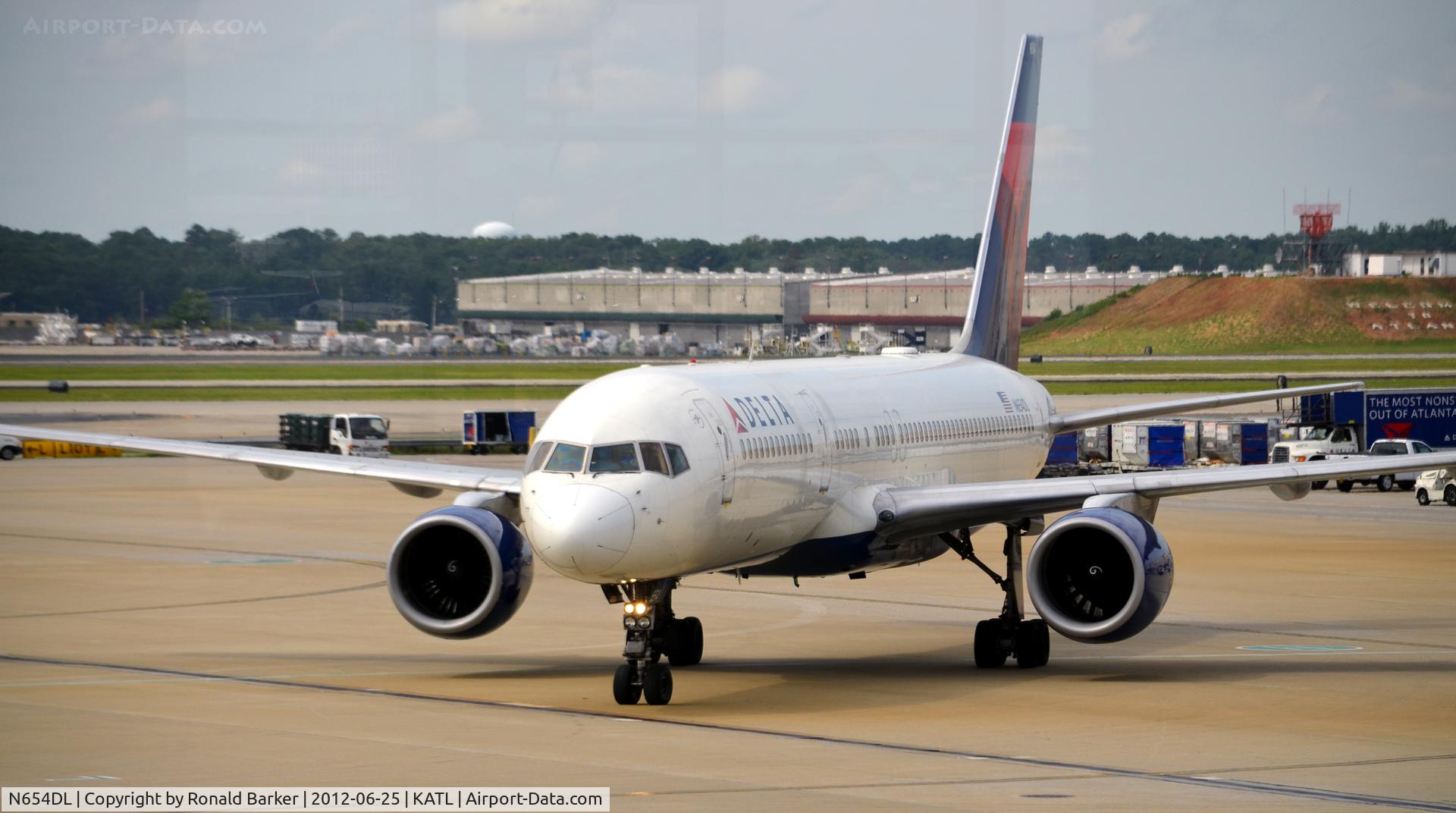 N654DL, 1990 Boeing 757-232 C/N 24394, Taxi ATL