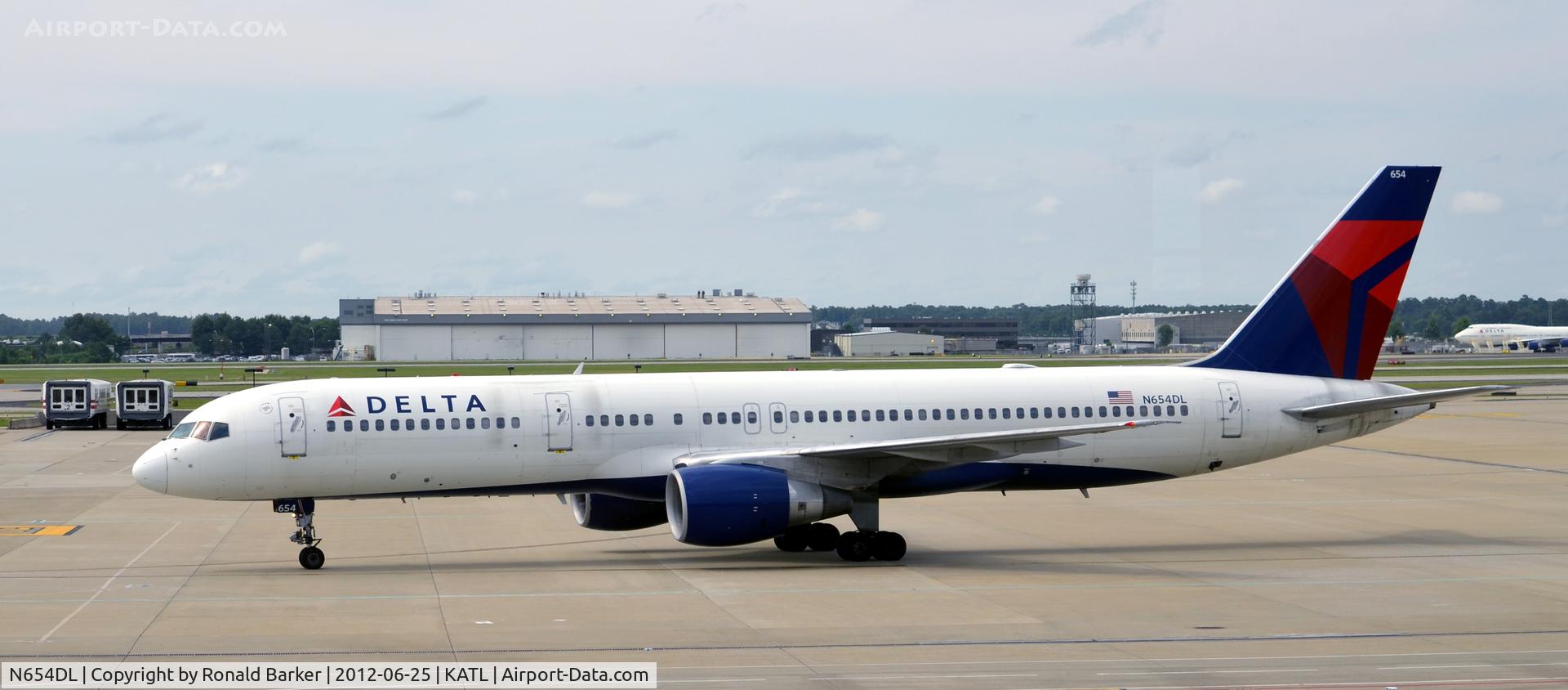 N654DL, 1990 Boeing 757-232 C/N 24394, Taxi ATL