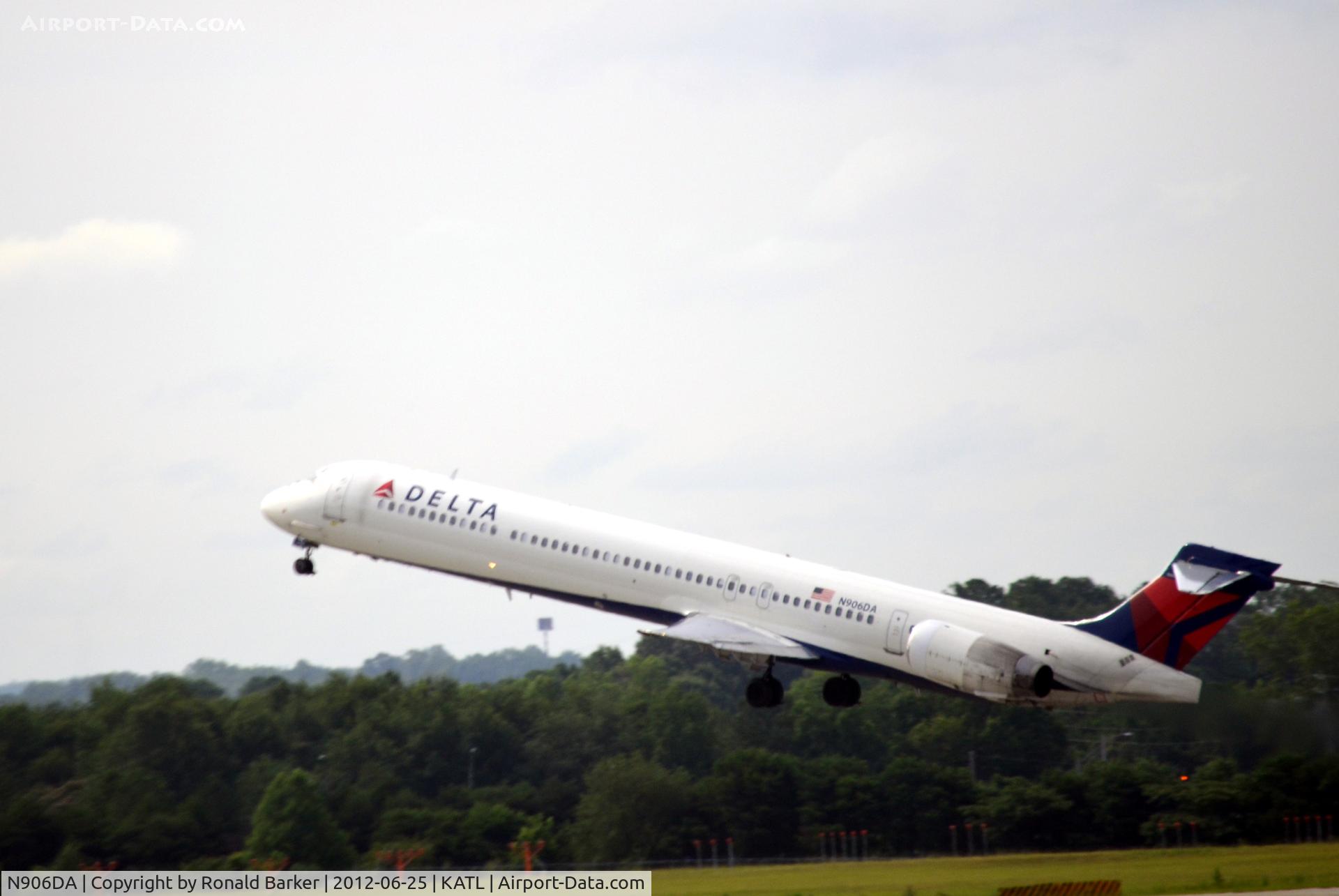 N906DA, 1995 McDonnell Douglas MD-90-30 C/N 53386, Takeoff ATL