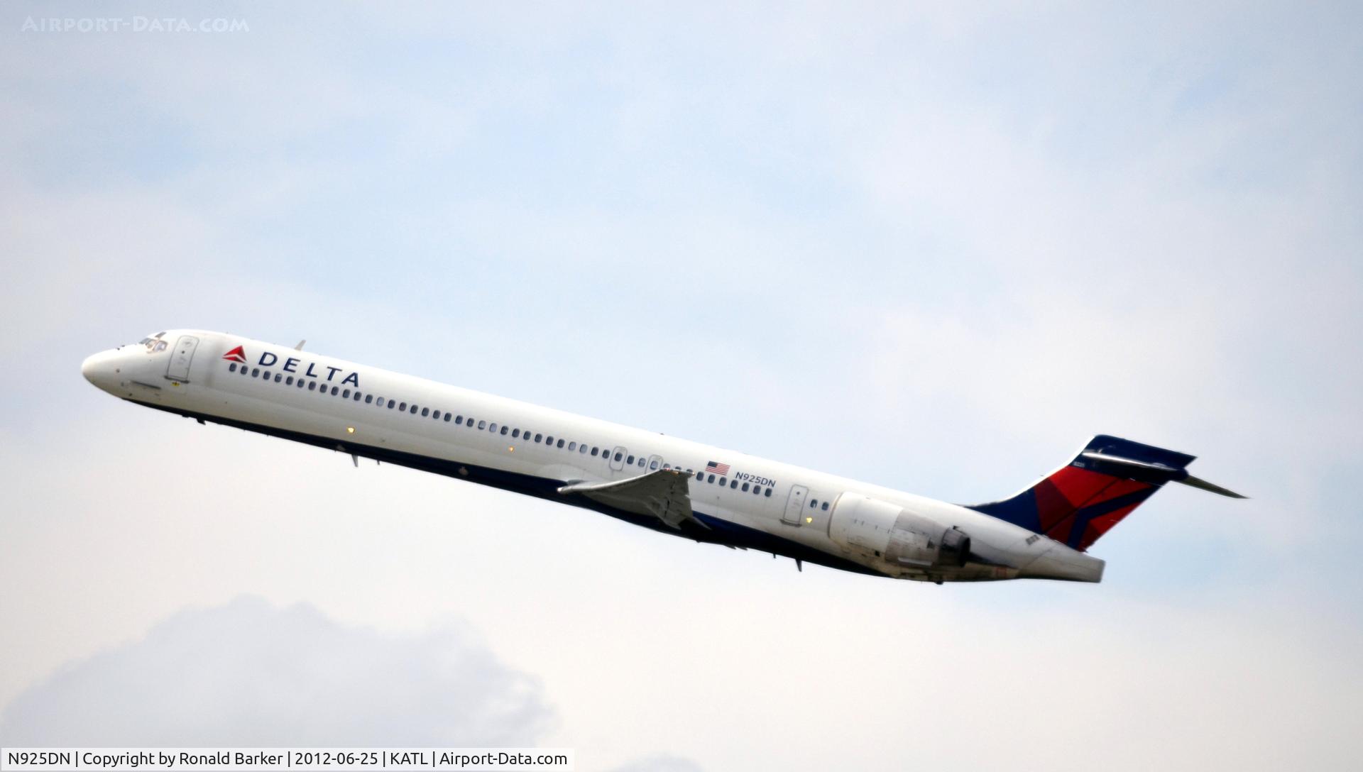 N925DN, 1998 McDonnell Douglas MD-90-30 C/N 53587, Takeoff ATL