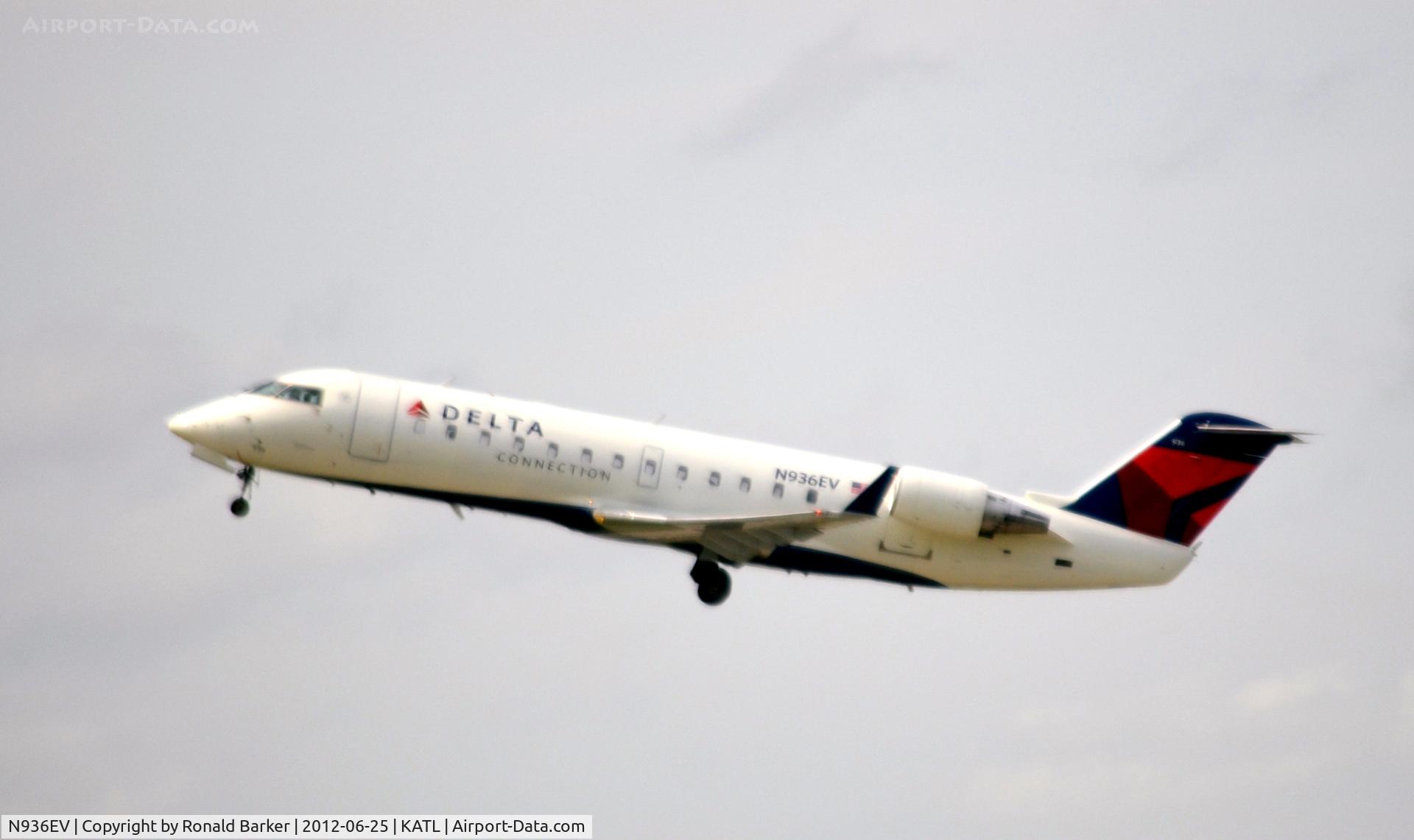 N936EV, 2005 Bombardier CRJ-200ER (CL-600-2B19) C/N 8038, Takeoff ATL