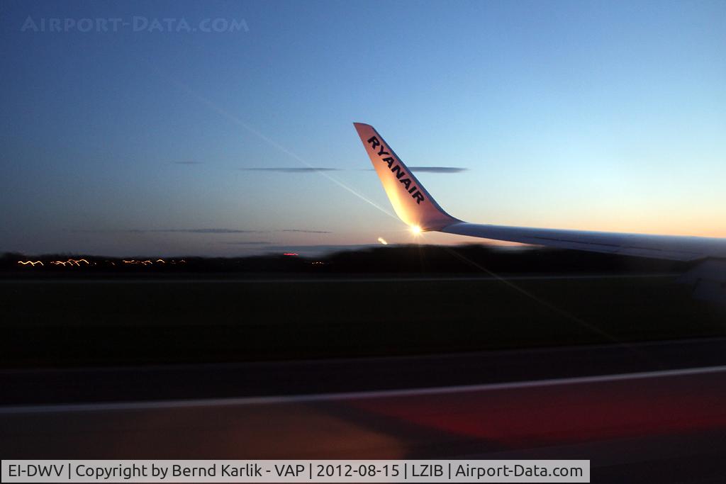 EI-DWV, 2008 Boeing 737-8AS C/N 33627, Over the piano keys