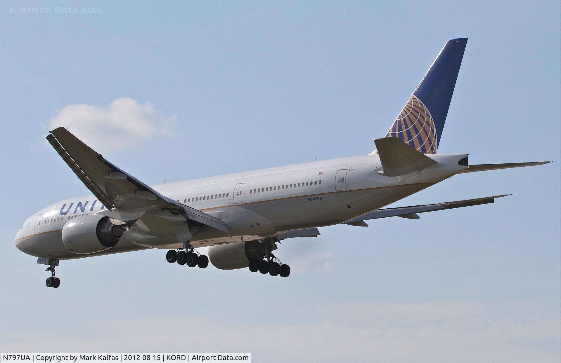 N797UA, 1998 Boeing 777-222 C/N 26924, United Airlines Boeing 777-222, UAL836 arriving from Shanghai Pudong International/ZSPD, RWY 28 approach KORD.