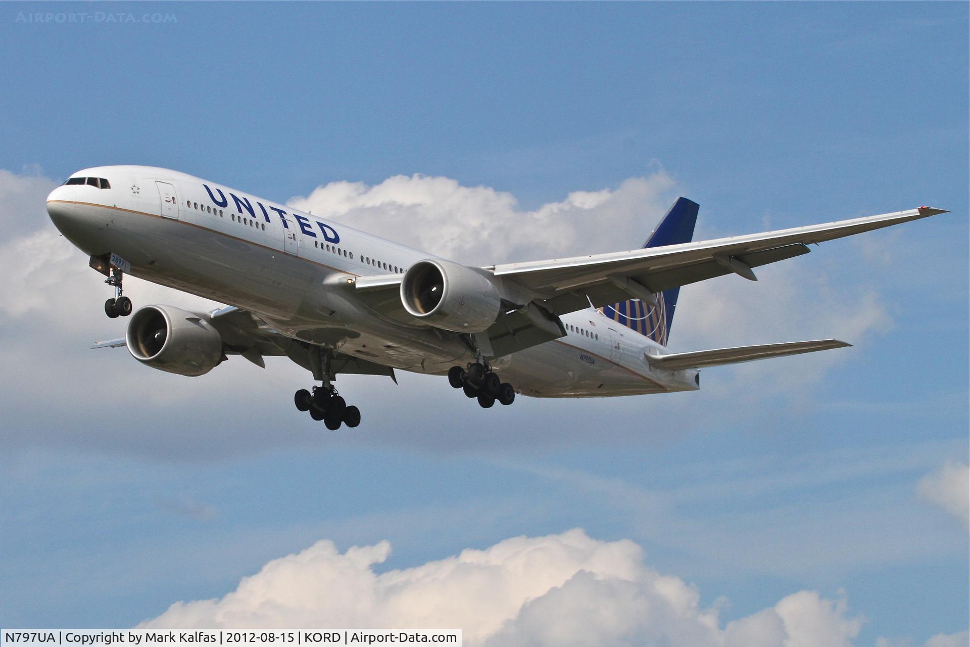 N797UA, 1998 Boeing 777-222 C/N 26924, United Airlines Boeing 777-222, UAL836 arriving from Shanghai Pudong International/ZSPD, RWY 28 approach KORD.