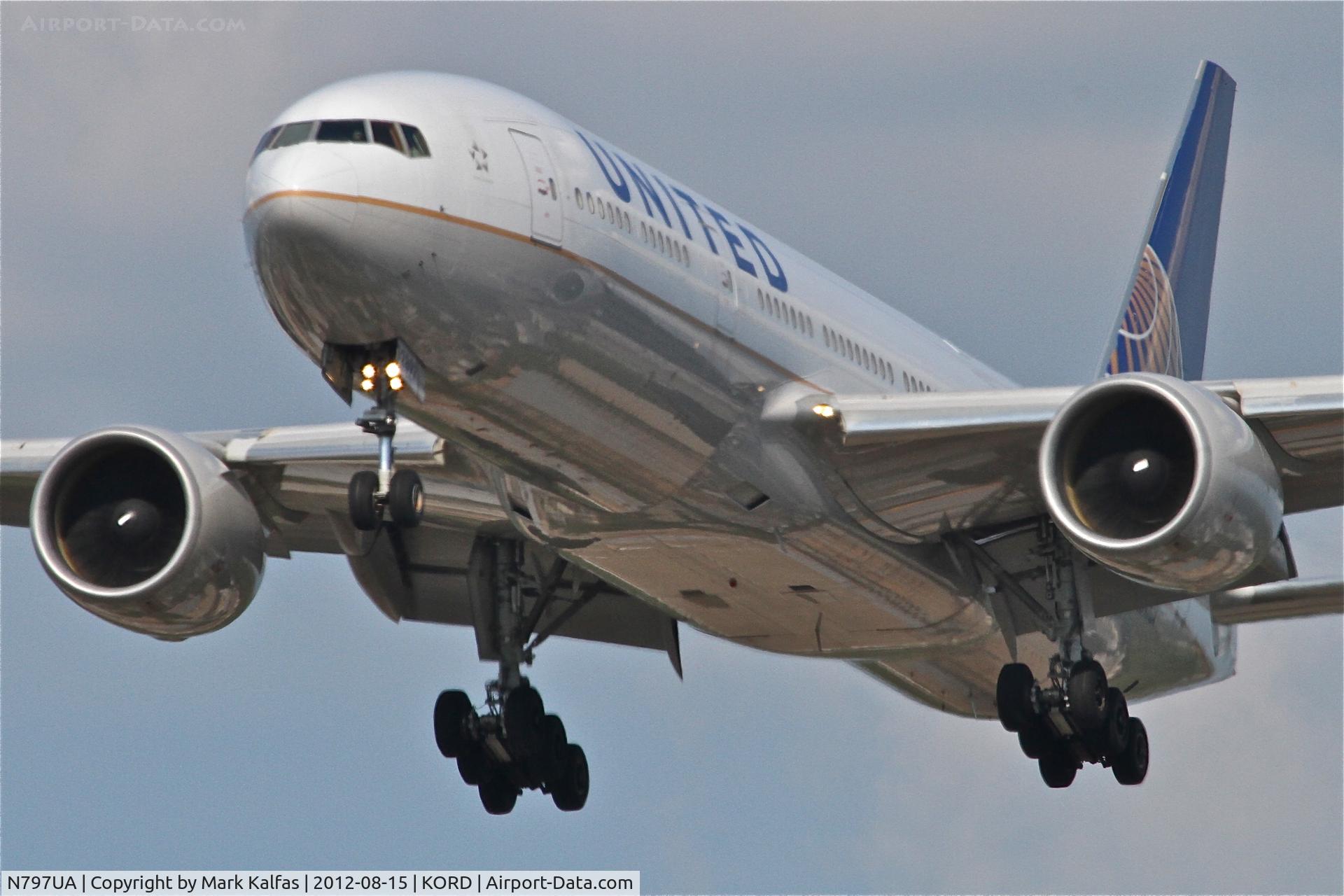 N797UA, 1998 Boeing 777-222 C/N 26924, United Airlines Boeing 777-222, UAL836 arriving from Shanghai Pudong International/ZSPD, RWY 28 approach KORD.
