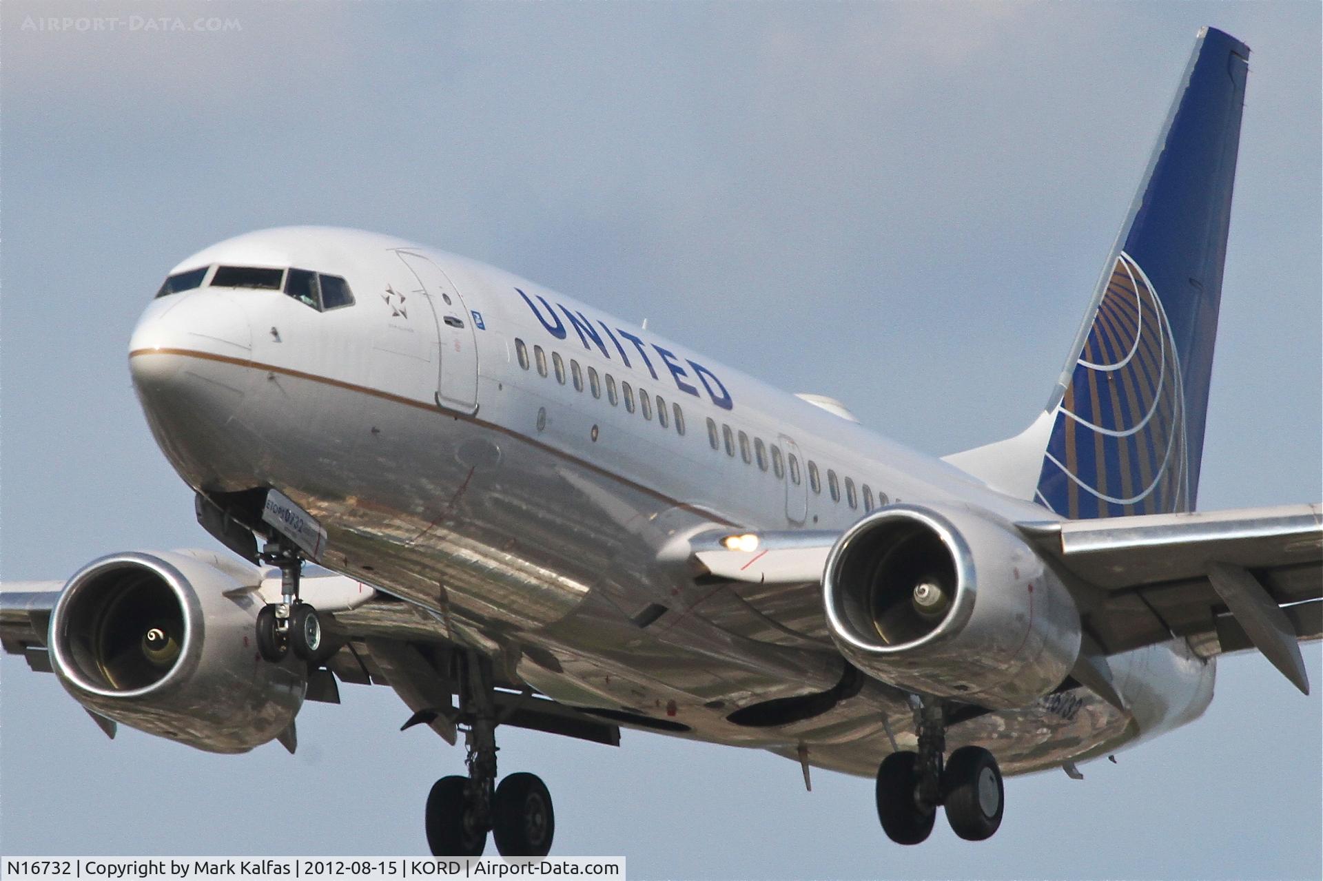 N16732, 1999 Boeing 737-724 C/N 28948, United Airlines Boeing 737-724, UAL1511 arriving from KLAS, RWY 28 approach KORD.