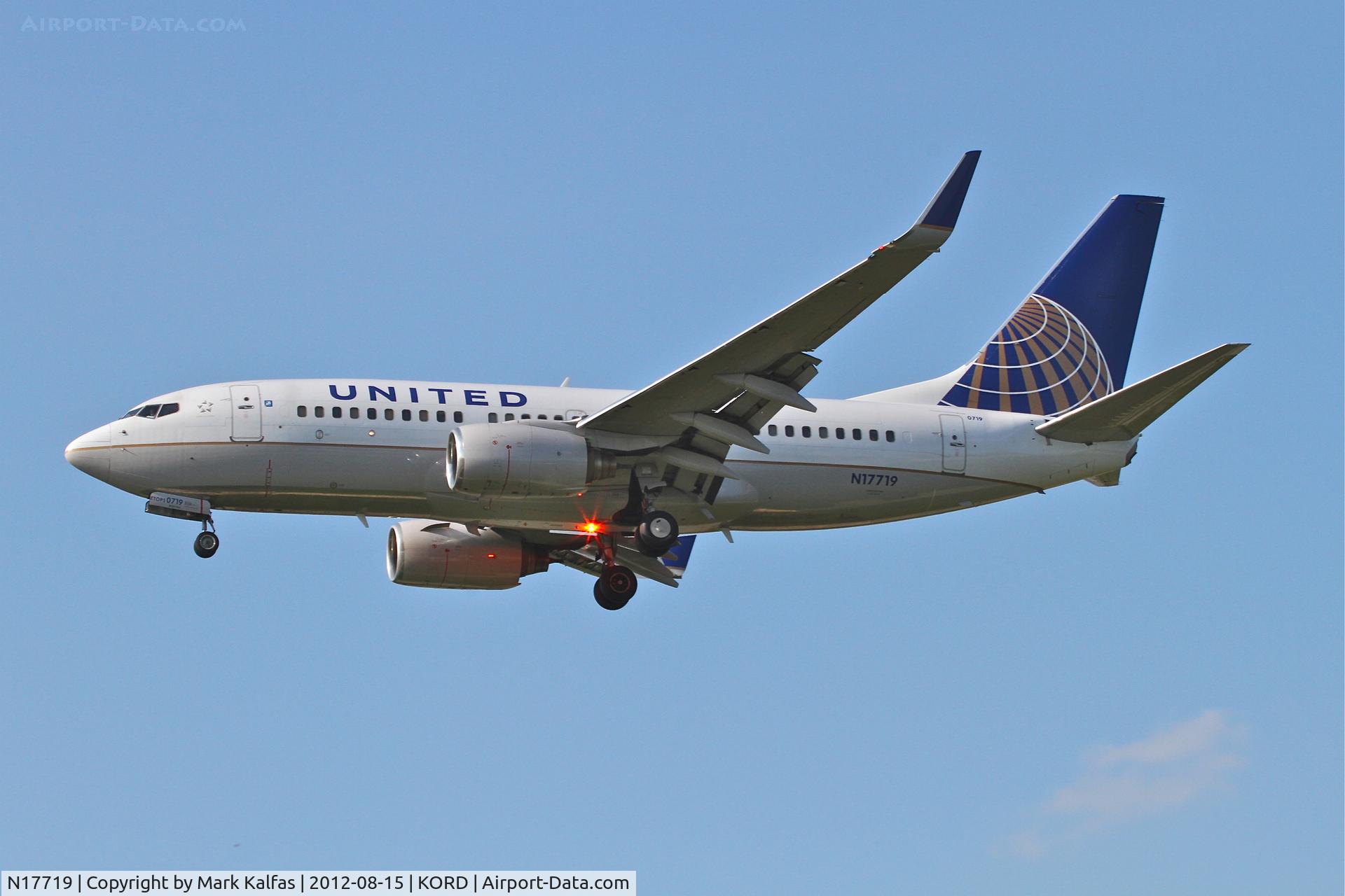 N17719, 1999 Boeing 737-724 C/N 28938, United Boeing 737-724, UAL1183 arriving from Orange County/KSNA, RWY 28 approach KORD.