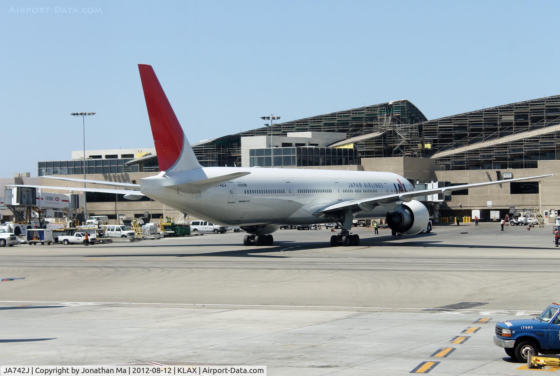 JA742J, 2009 Boeing 777-346/ER C/N 36129, Taken from T4