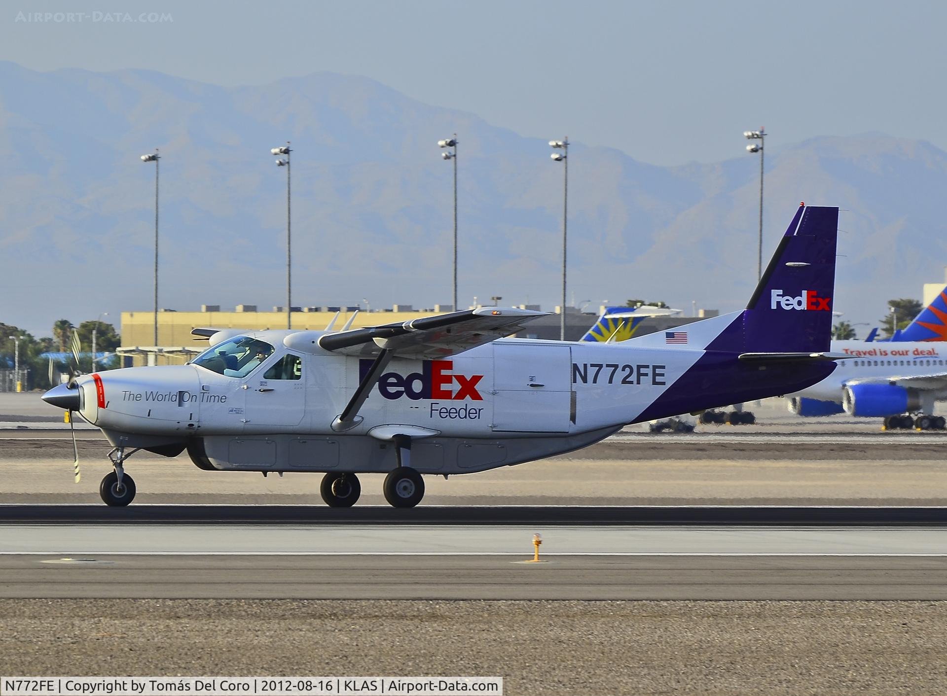 N772FE, 1991 Cessna 208B Super Cargomaster C/N 208B0268, N772FE FedEx Feeder 1991 Cessna 208B Super Cargomaster (C/N 208B0268)

Las Vegas - McCarran International (LAS / KLAS)
USA - Nevada, August 16, 2012
Photo: Tomás Del Coro