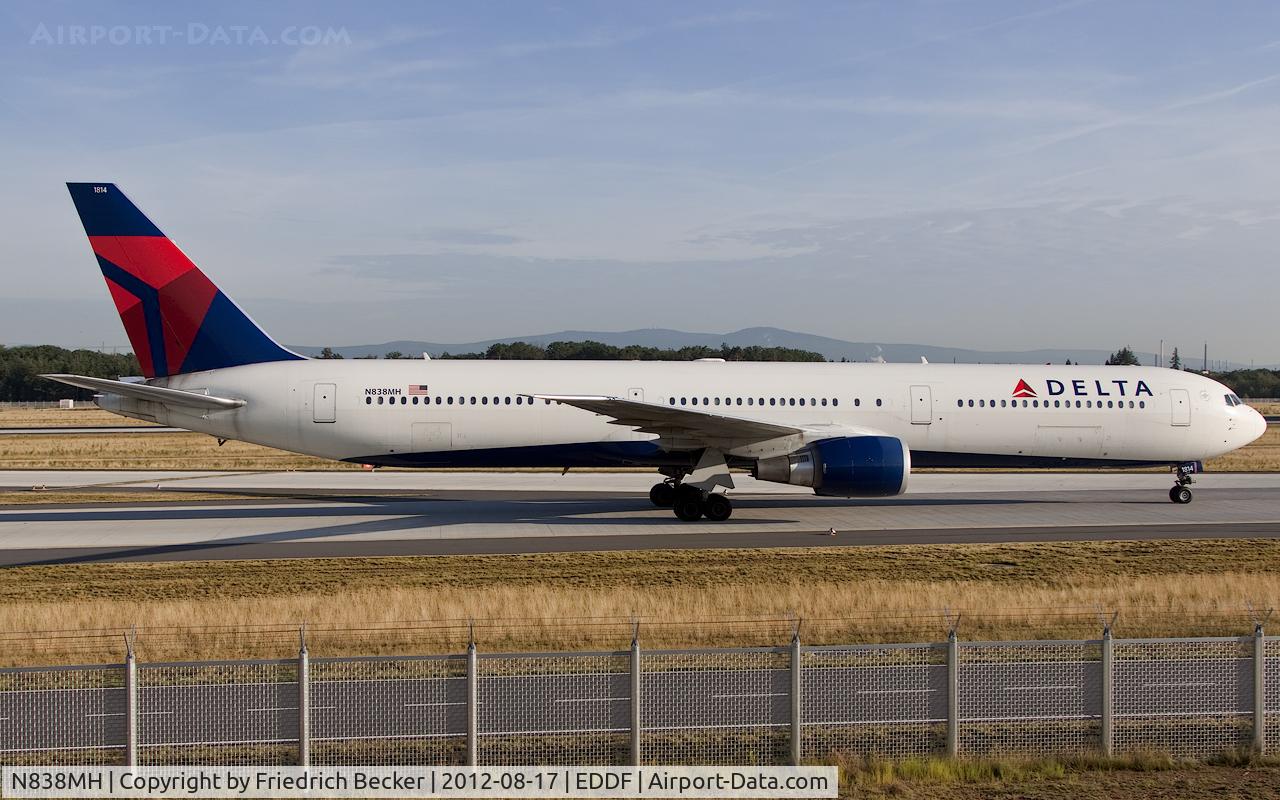 N838MH, 2000 Boeing 767-432/ER C/N 29711, taxying to the gate