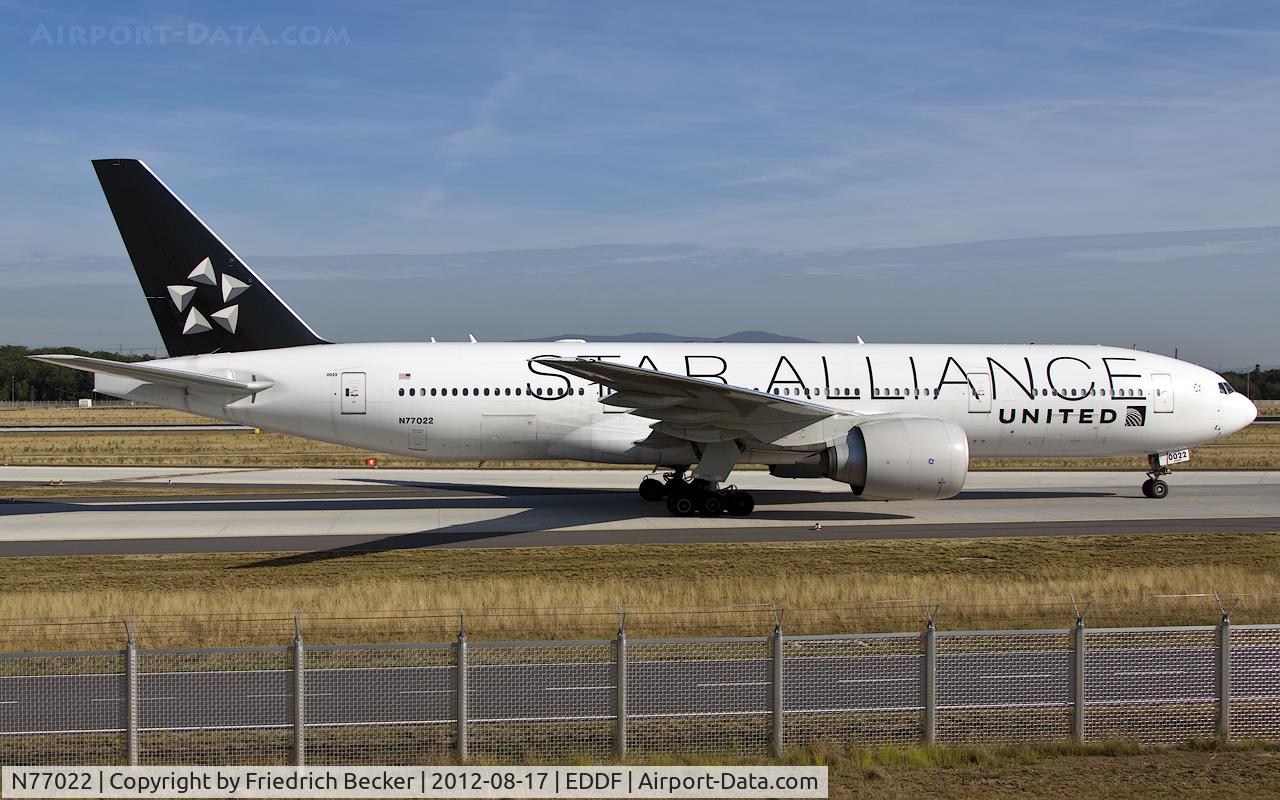 N77022, 2010 Boeing 777-224 C/N 39777, taxying to the gate