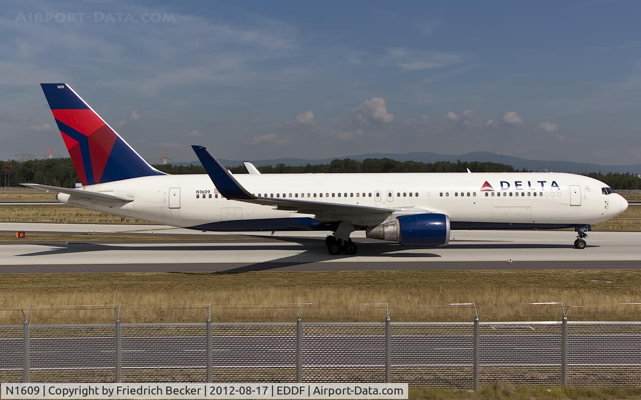 N1609, 2000 Boeing 767-332 C/N 30574, taxying to the gate
