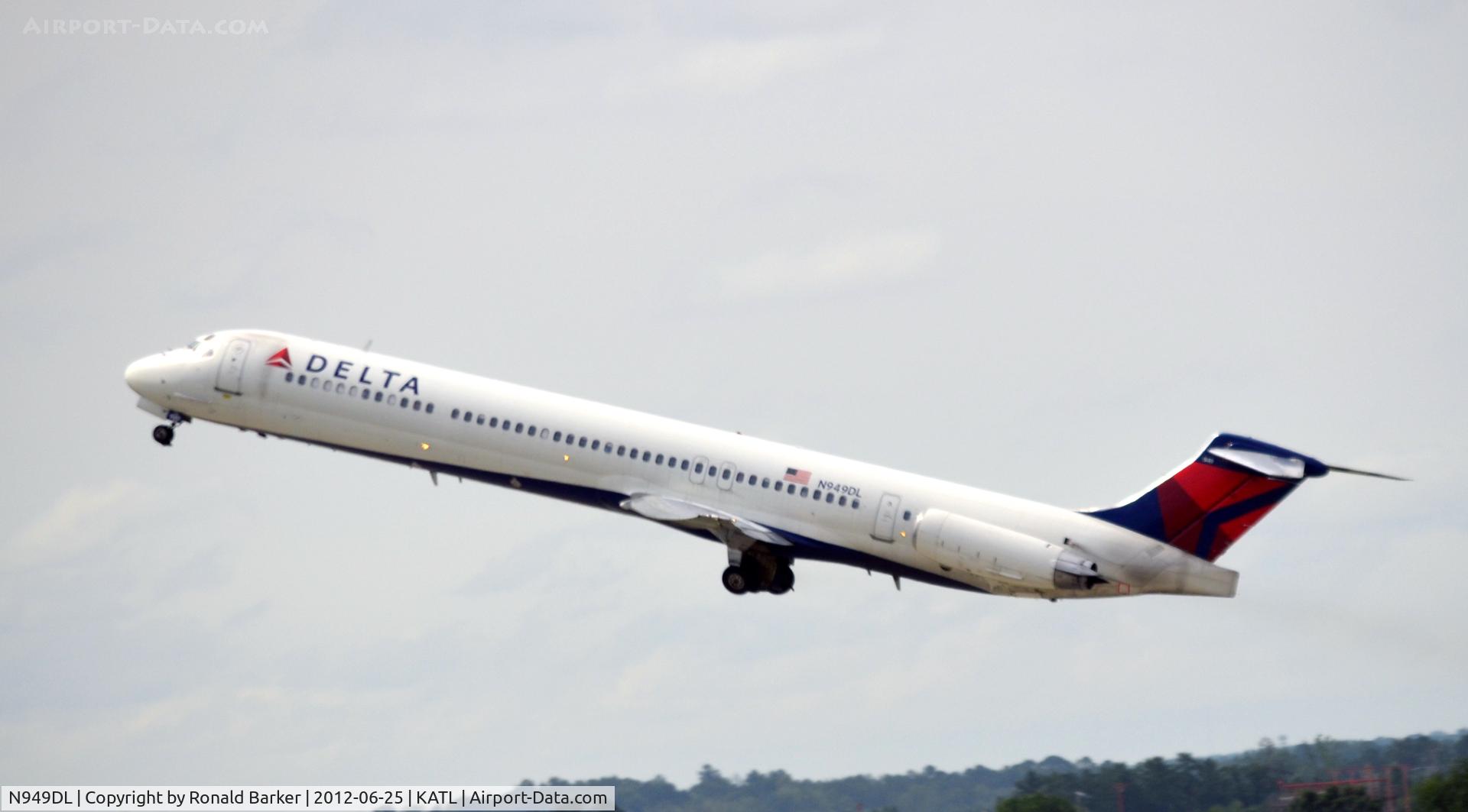 N949DL, 1990 McDonnell Douglas MD-88 C/N 49880, Takeof ATL