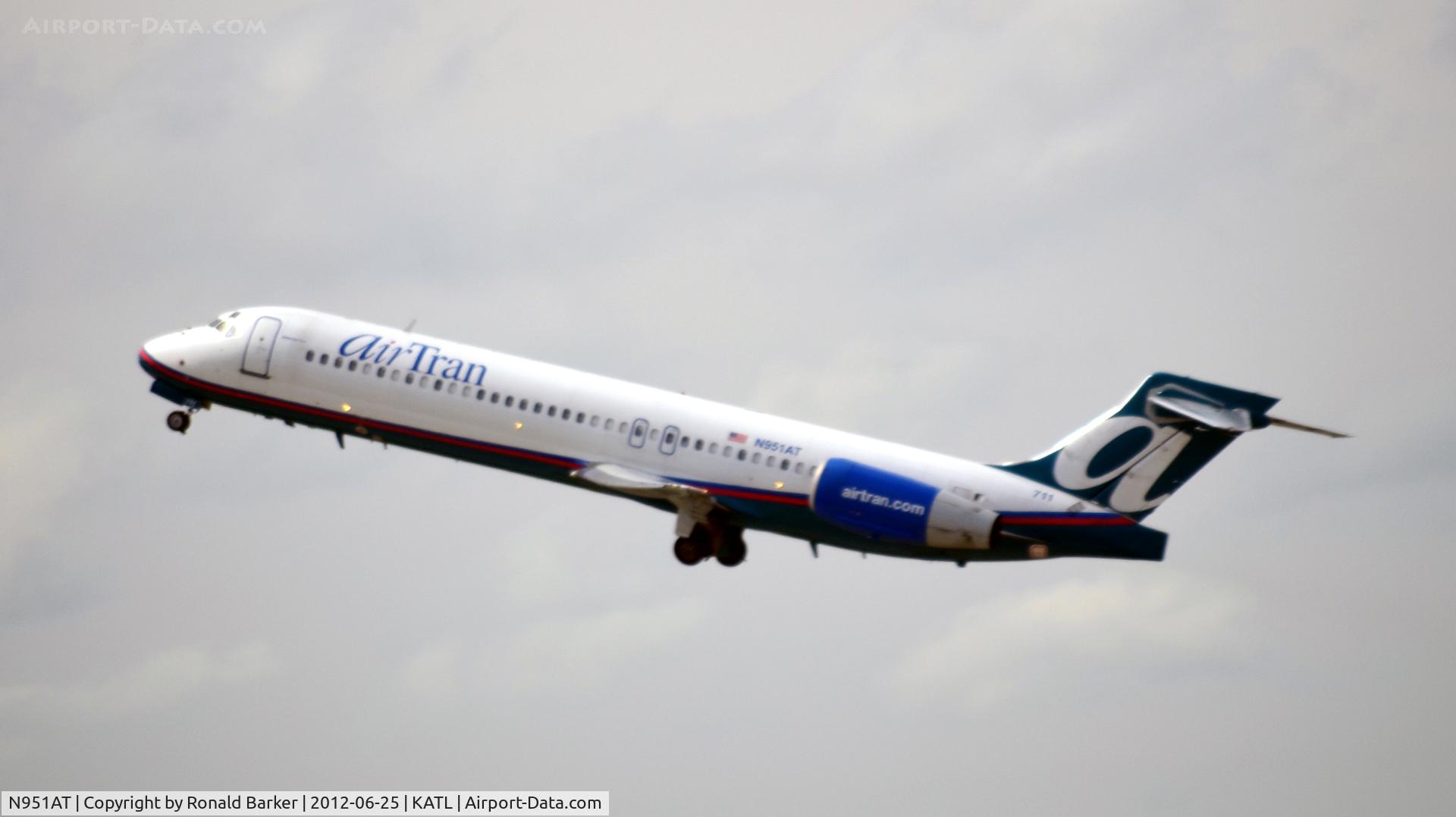 N951AT, 2000 Boeing 717-200 C/N 55013, Takeoff ATL
