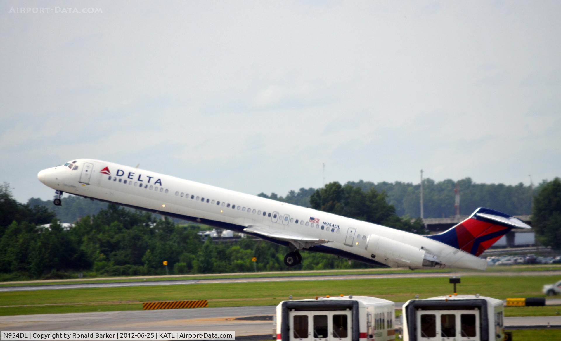 N954DL, 1990 McDonnell Douglas MD-88 C/N 49885, Takeoff ATL