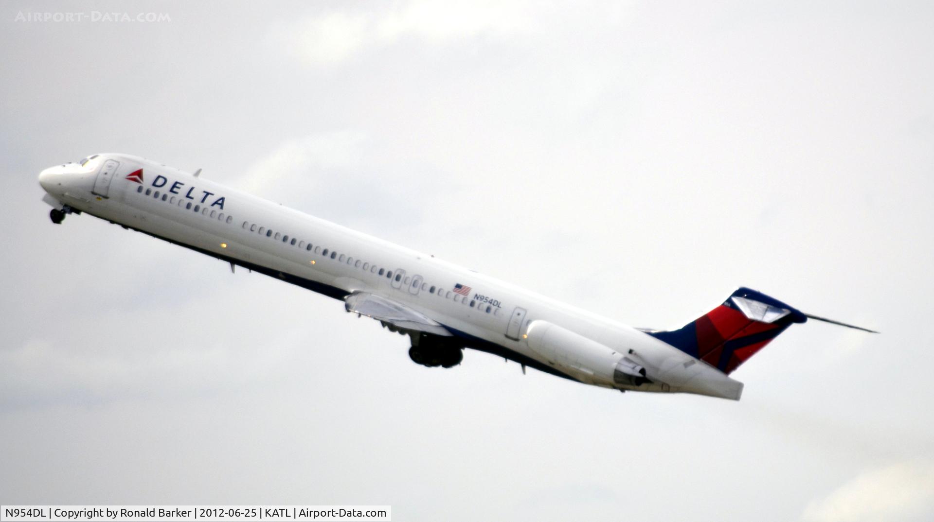 N954DL, 1990 McDonnell Douglas MD-88 C/N 49885, Takeoff ATL