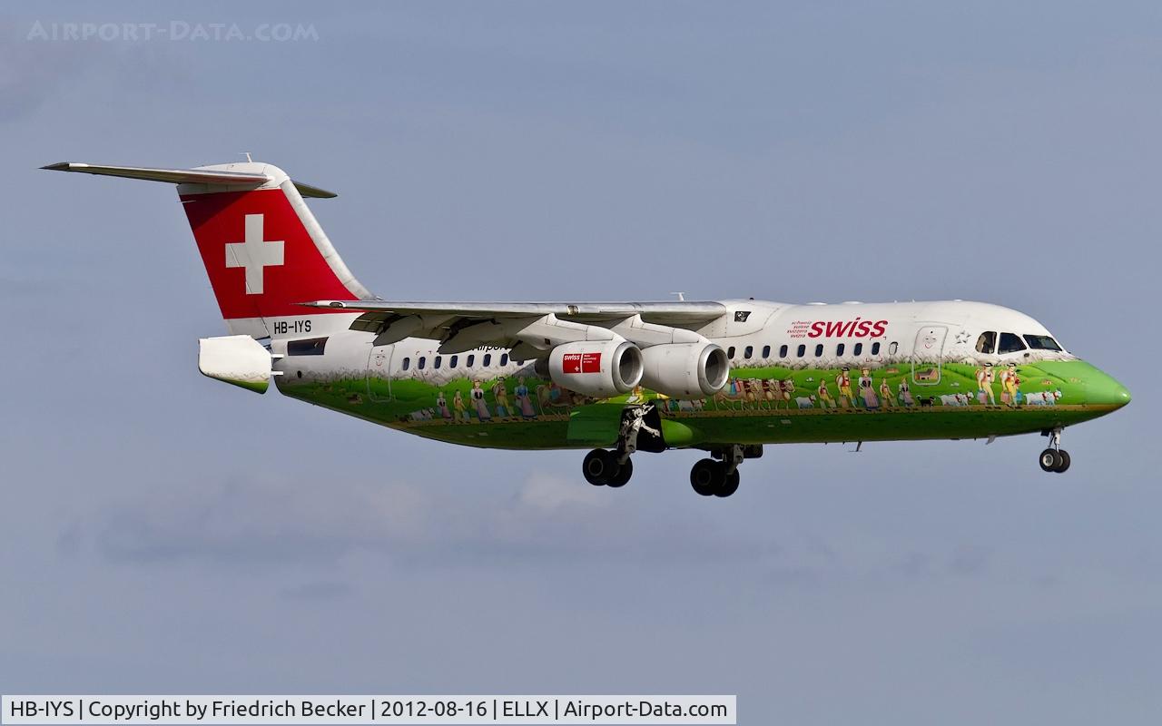 HB-IYS, 2001 British Aerospace Avro 146-RJ100 C/N E3381, on final RW24