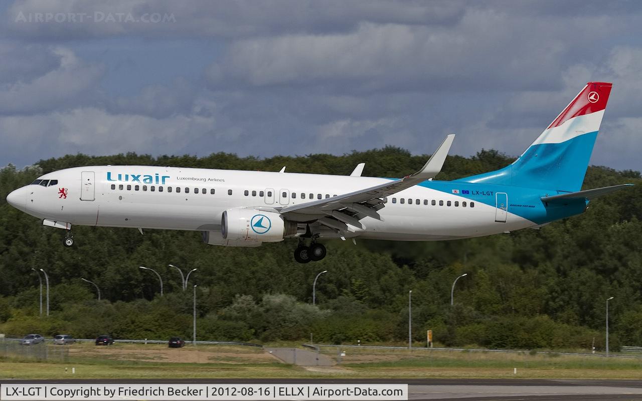 LX-LGT, 2000 Boeing 737-8K5 C/N 28228, short final RW24