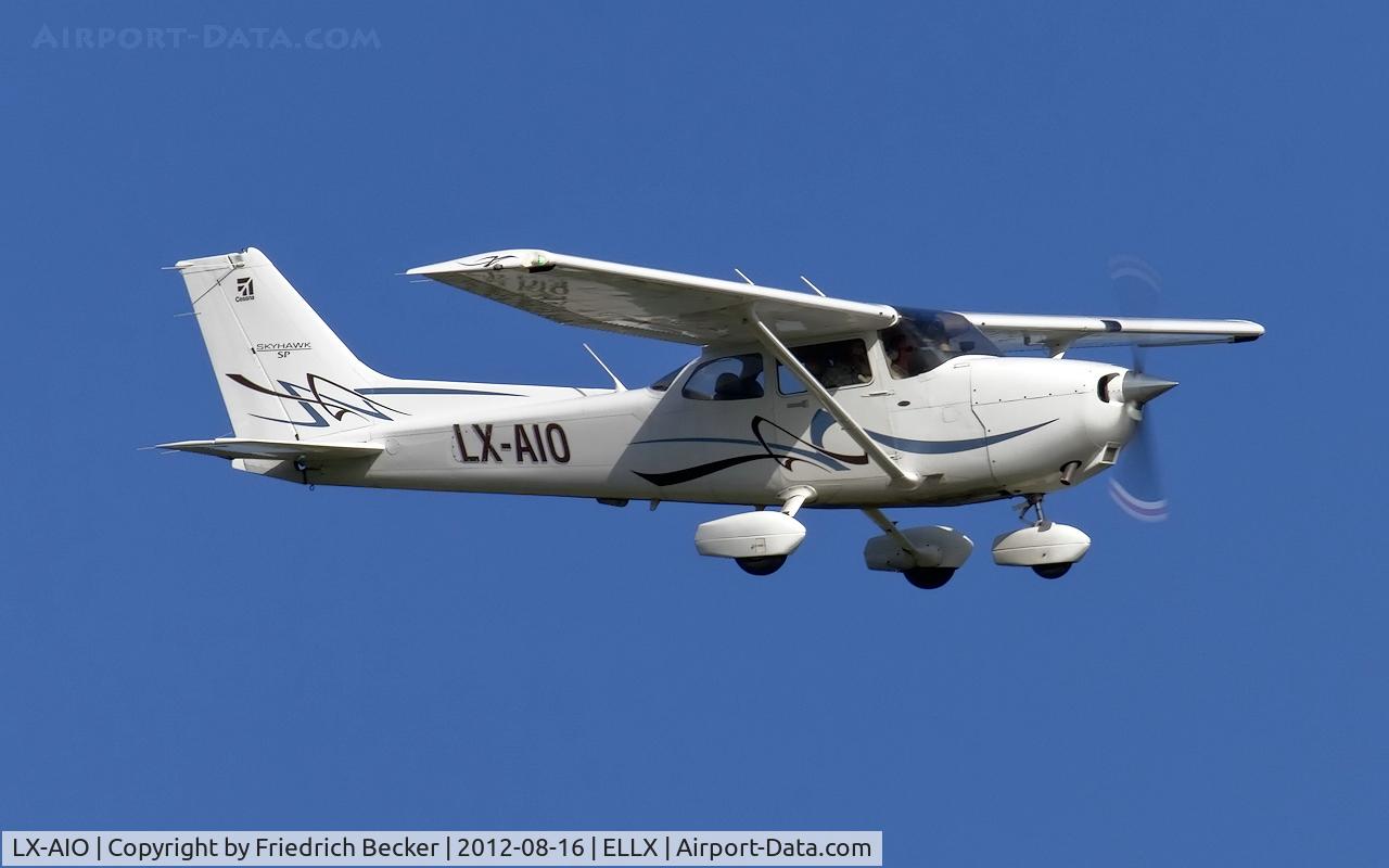 LX-AIO, Cessna 172S SP C/N 172S10722, on final RW24