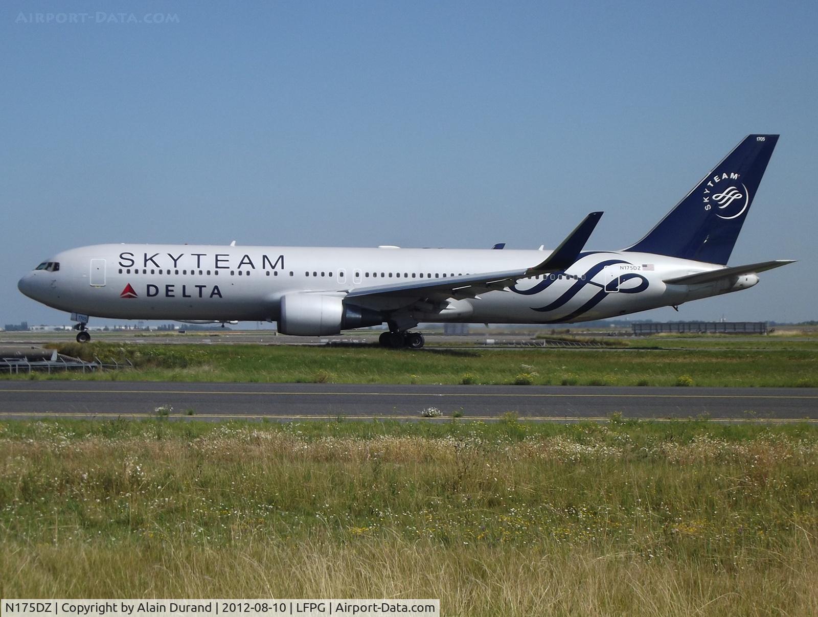 N175DZ, 1999 Boeing 767-332 C/N 29696, C/N 749, taxying to runway 09R through Bravo-Loop.