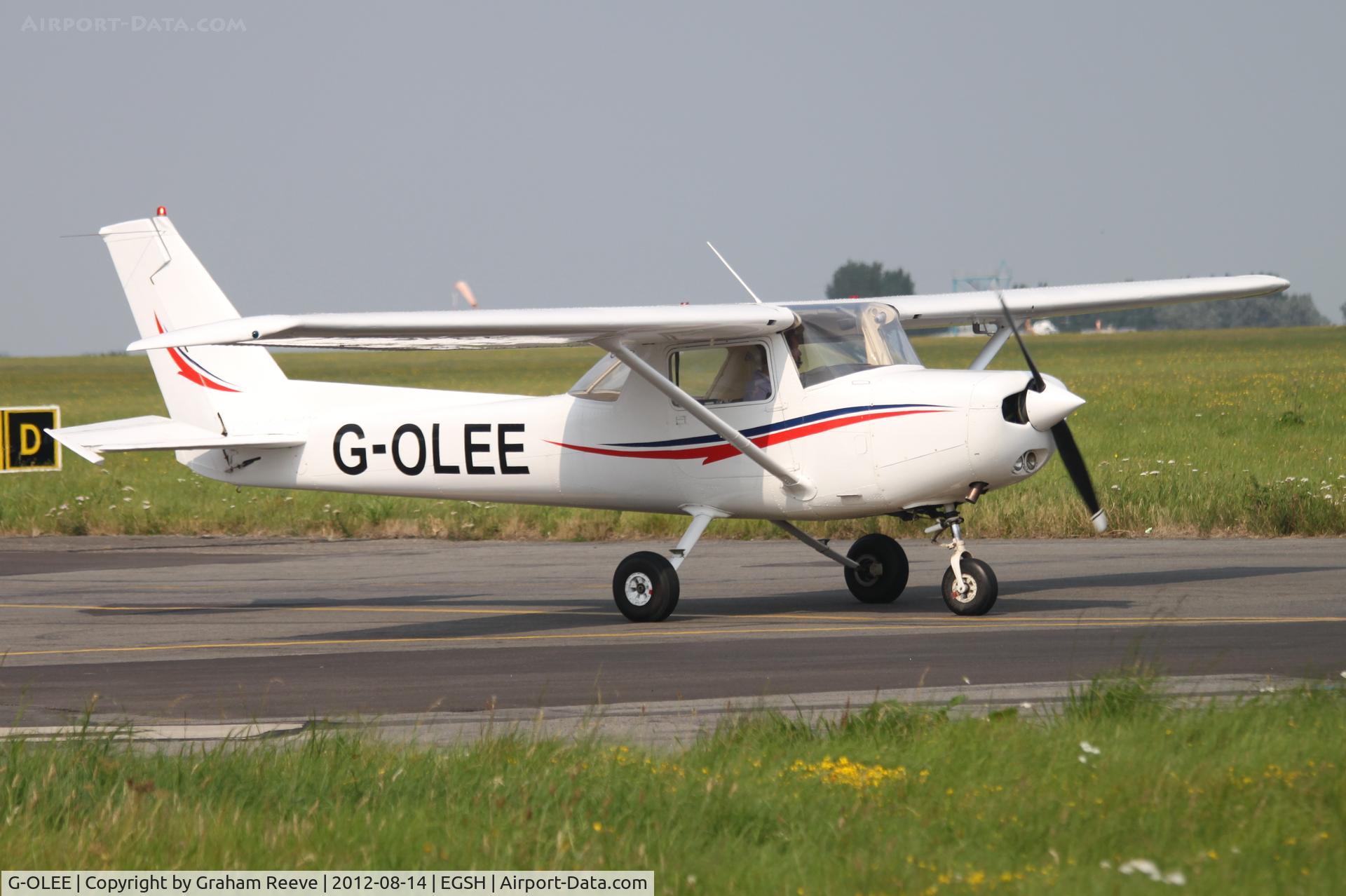G-OLEE, 1980 Reims F152 C/N 1797, About to depart.