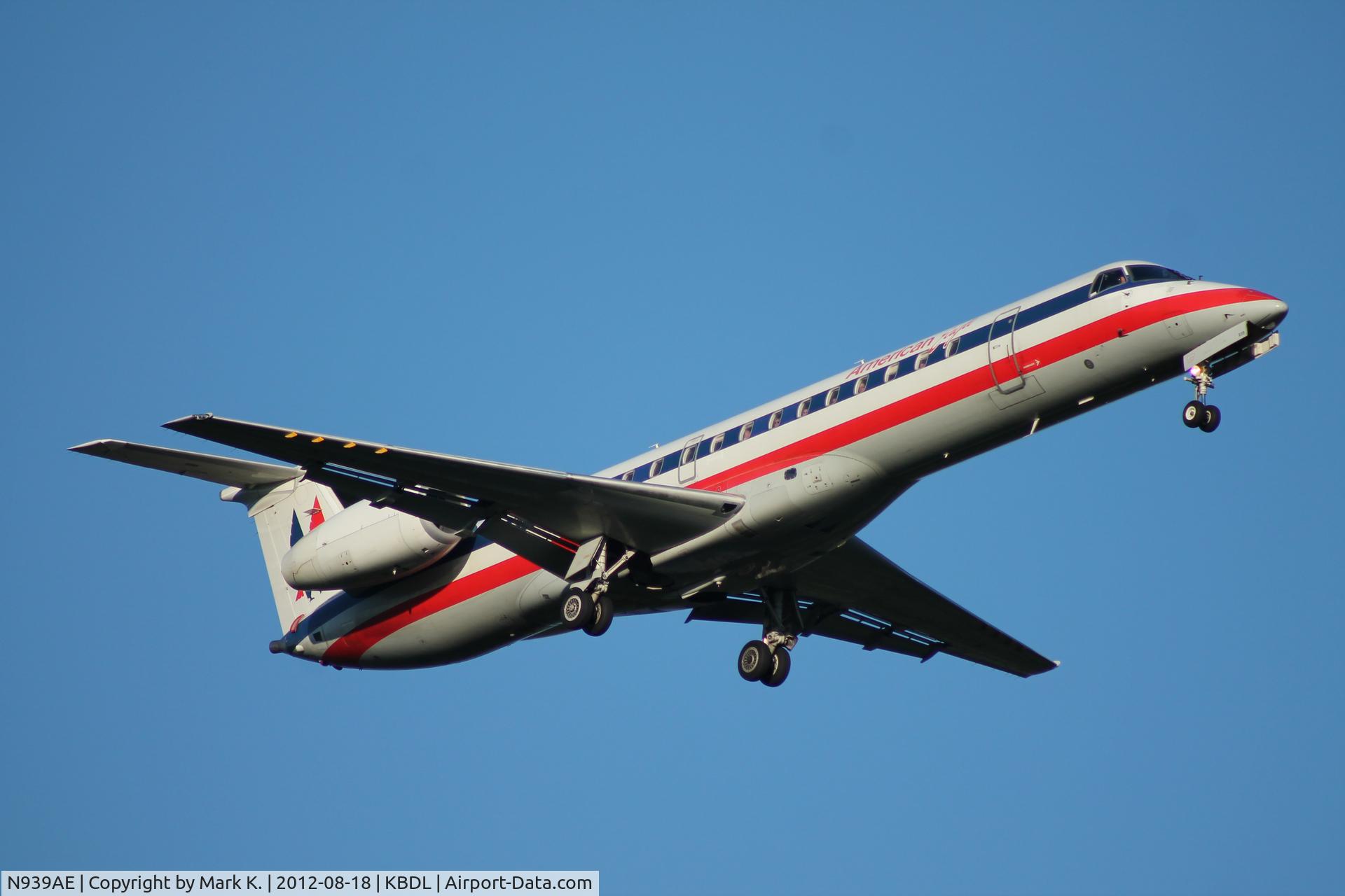 N939AE, 2005 Embraer ERJ-145LR (EMB-145LR) C/N 14500923, Eagle flight 4188 on final for runway 24.