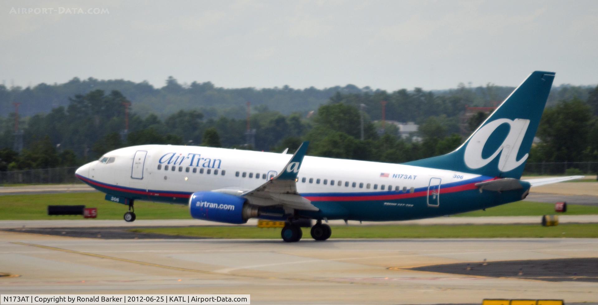 N173AT, 2004 Boeing 737-76N C/N 32661, Takeoff atl