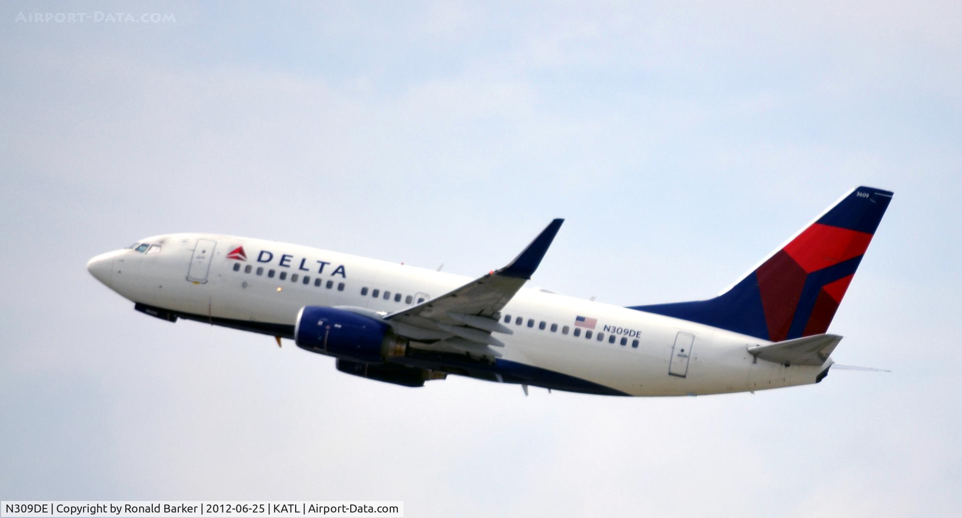 N309DE, 2009 Boeing 737-732 C/N 29634, Taxi ATL