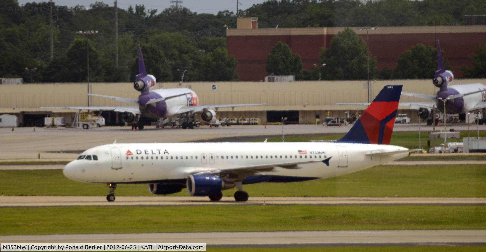 N353NW, 1998 Airbus A320-212 C/N 786, Taxi ATL