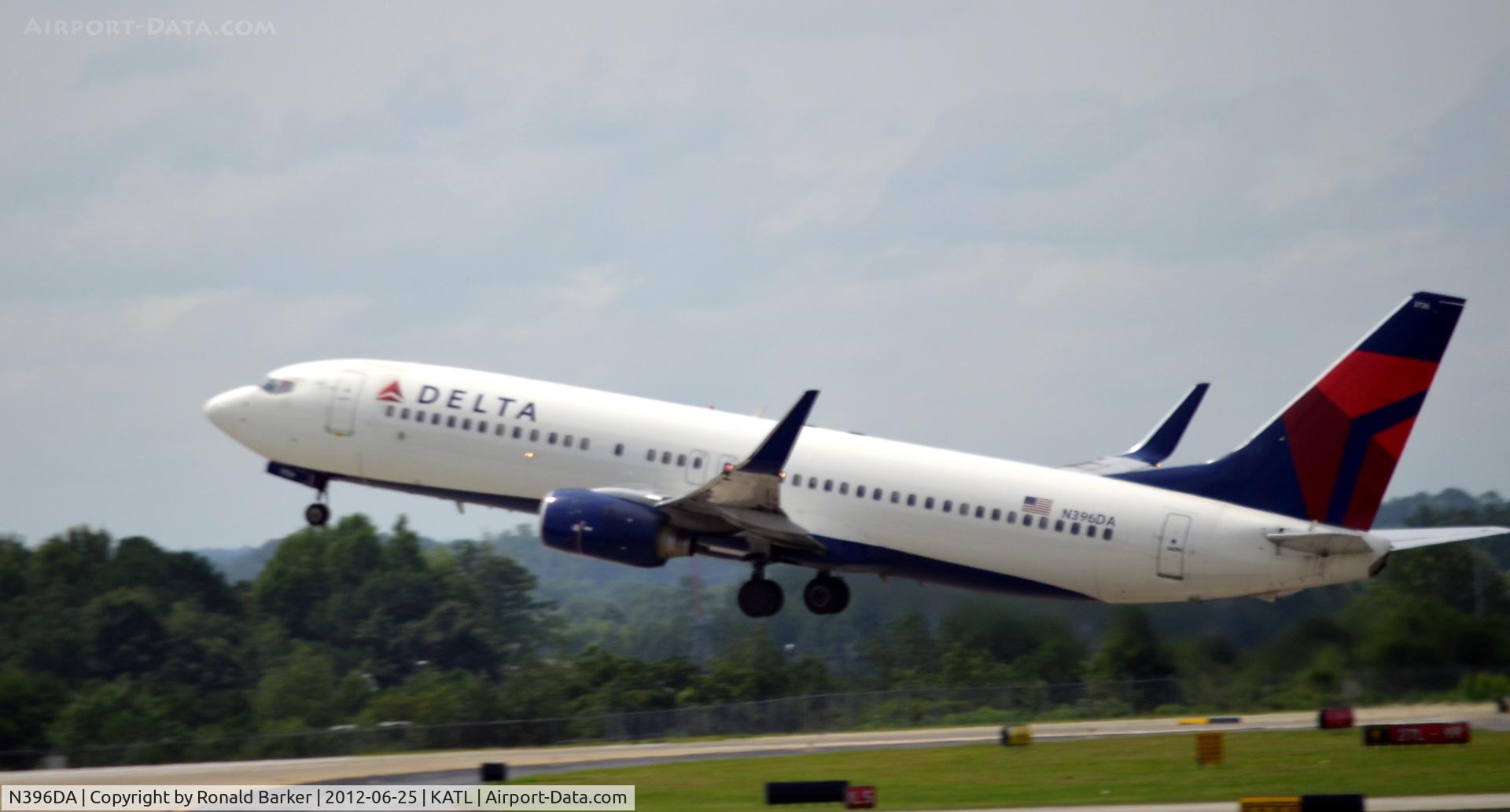 N396DA, 2000 Boeing 737-832 C/N 30378, Takeoff ATL