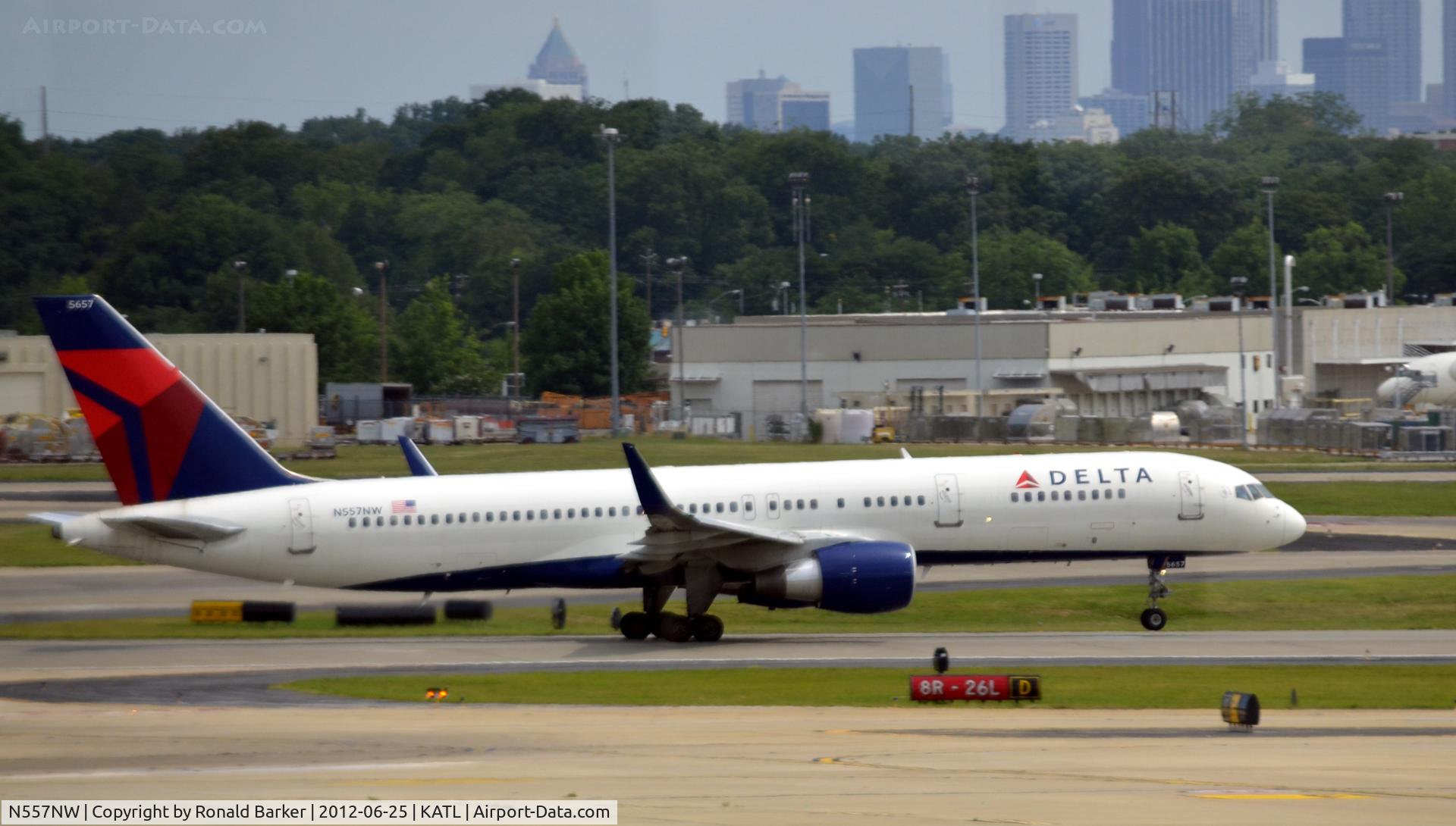 N557NW, 2002 Boeing 757-251 C/N 33393, Takeoff ATL