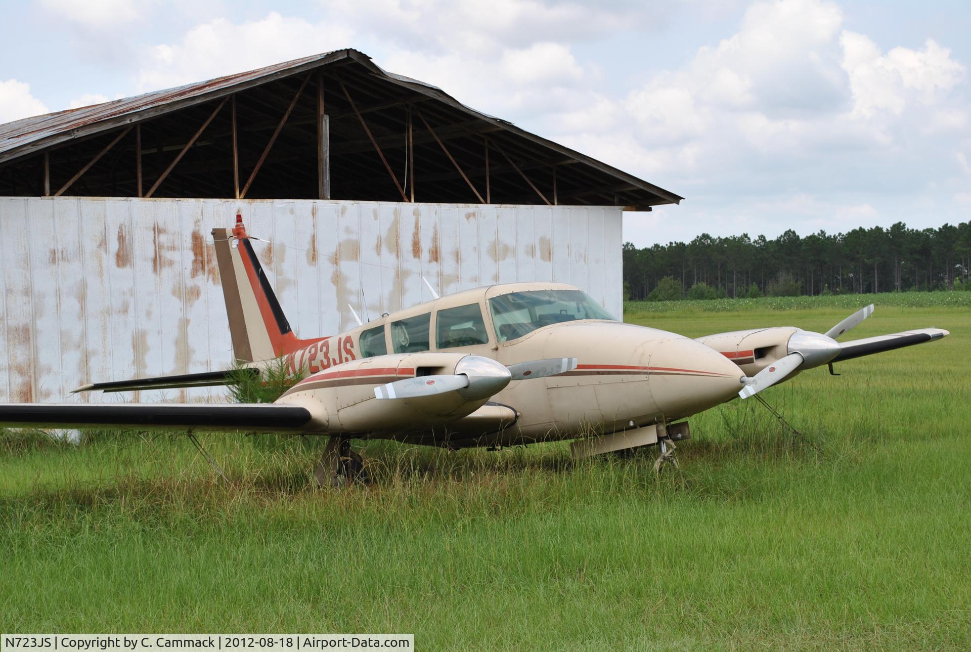 N723JS, 1967 Piper PA-30 Twin Comanche Twin Comanche C/N 30-1512, Doesn't look like it has flown in quite awhile. It is a shame for such a fine aircraft to just sit and rot away.