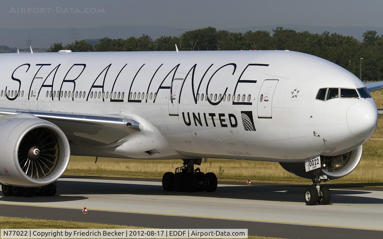 N77022, 2010 Boeing 777-224 C/N 39777, taxying to the gate