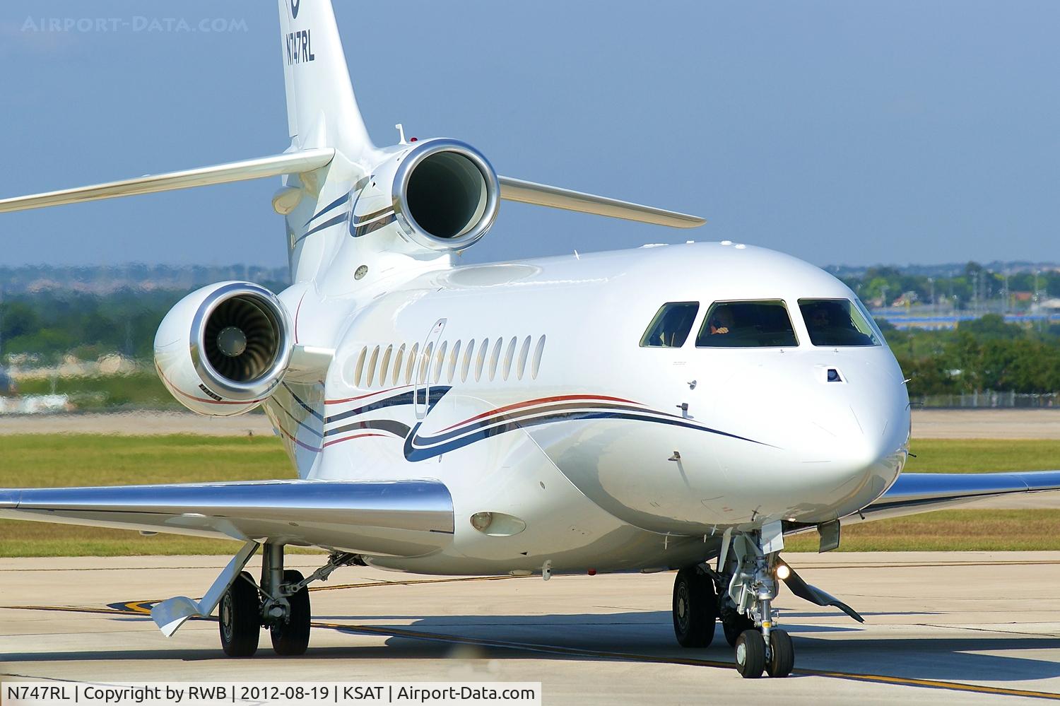 N747RL, 2011 Dassault Falcon 7X C/N 158, Taxiing to hangar.