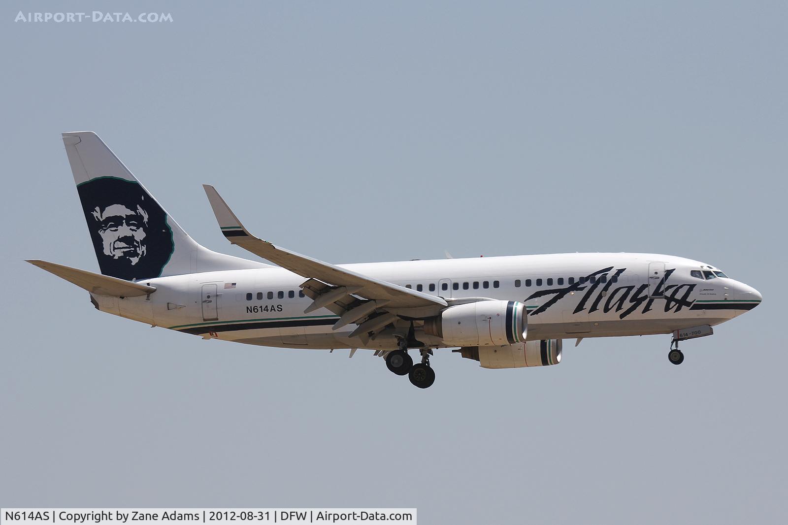 N614AS, 1999 Boeing 737-790 C/N 30343, Landing at DFW Airport