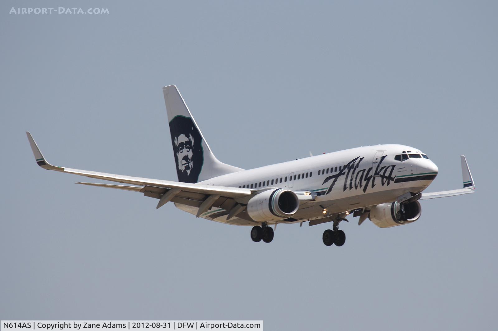N614AS, 1999 Boeing 737-790 C/N 30343, Landing at DFW Airport