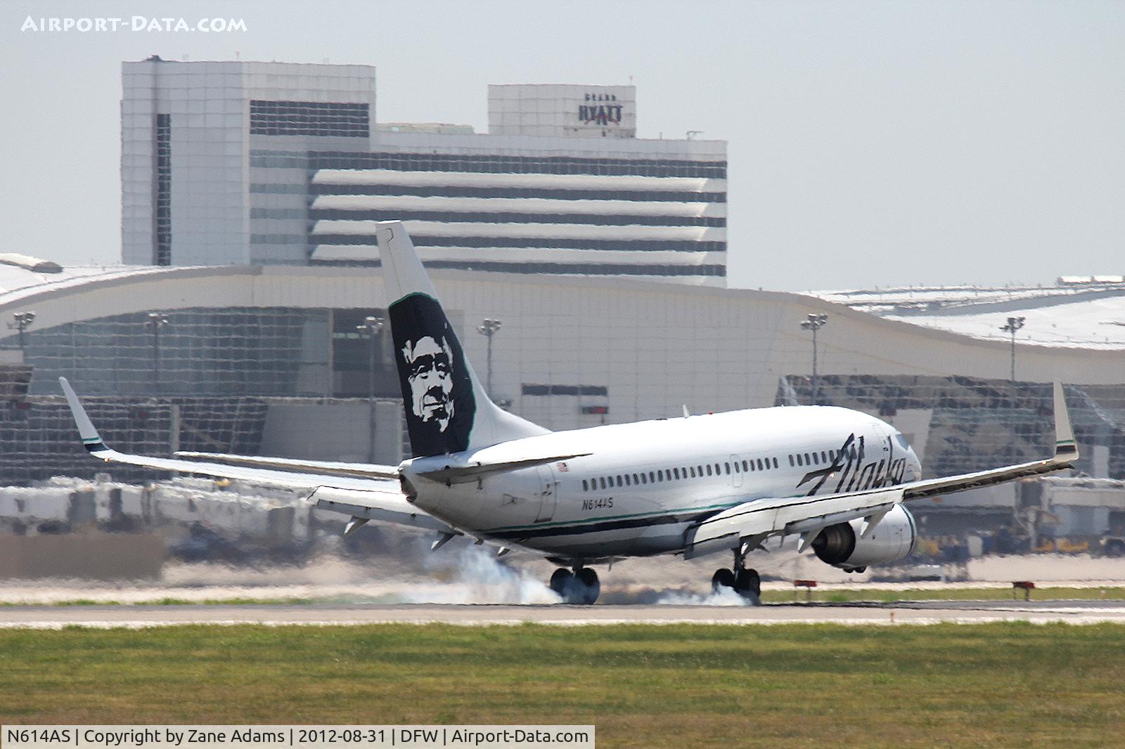 N614AS, 1999 Boeing 737-790 C/N 30343, Landing at DFW Airport
