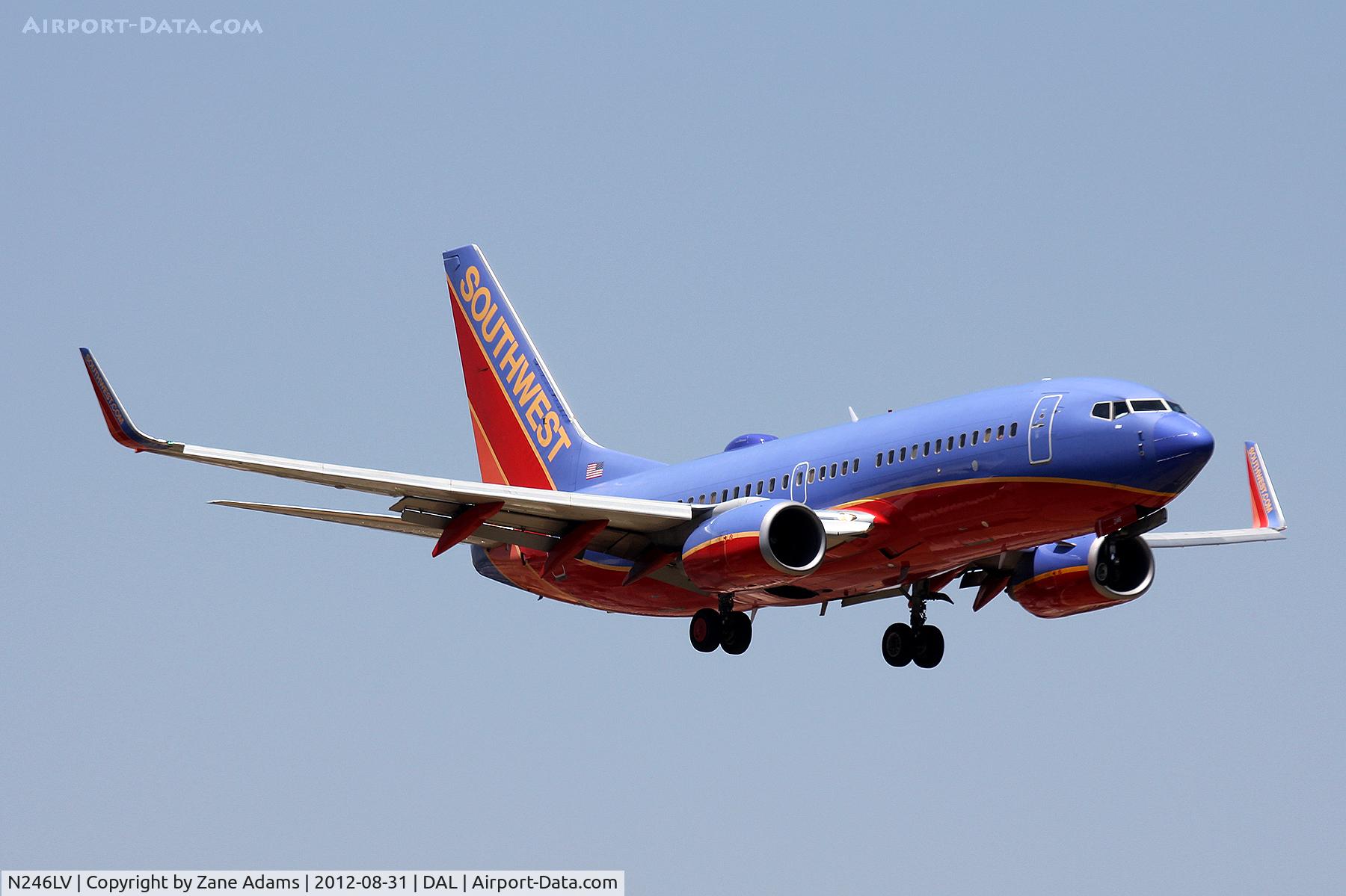 N246LV, 2006 Boeing 737-7H4 C/N 32507, Landing at Dallas Love Field