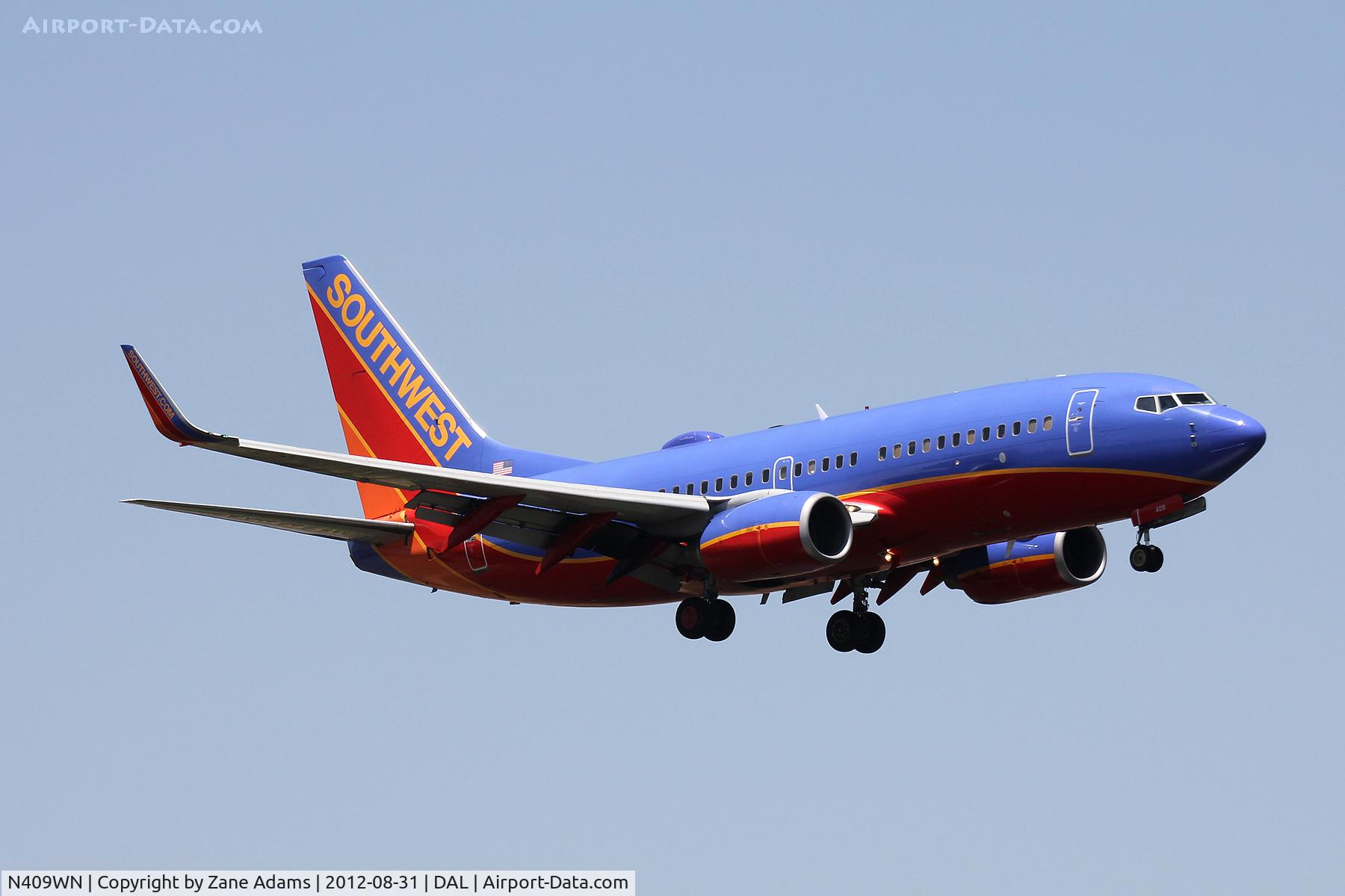 N409WN, 2001 Boeing 737-7H4 C/N 27896, Landing at Dallas Love Field