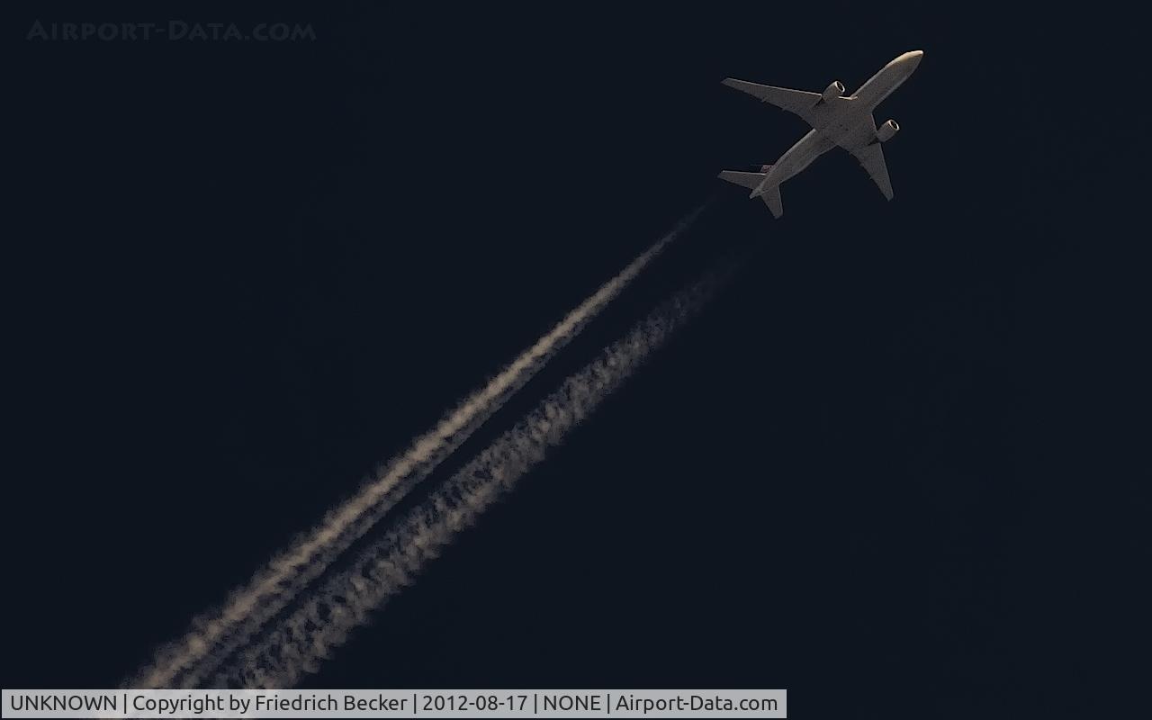 UNKNOWN, Contrails Various C/N Unknown, United B777-200 cruising south-eastbound